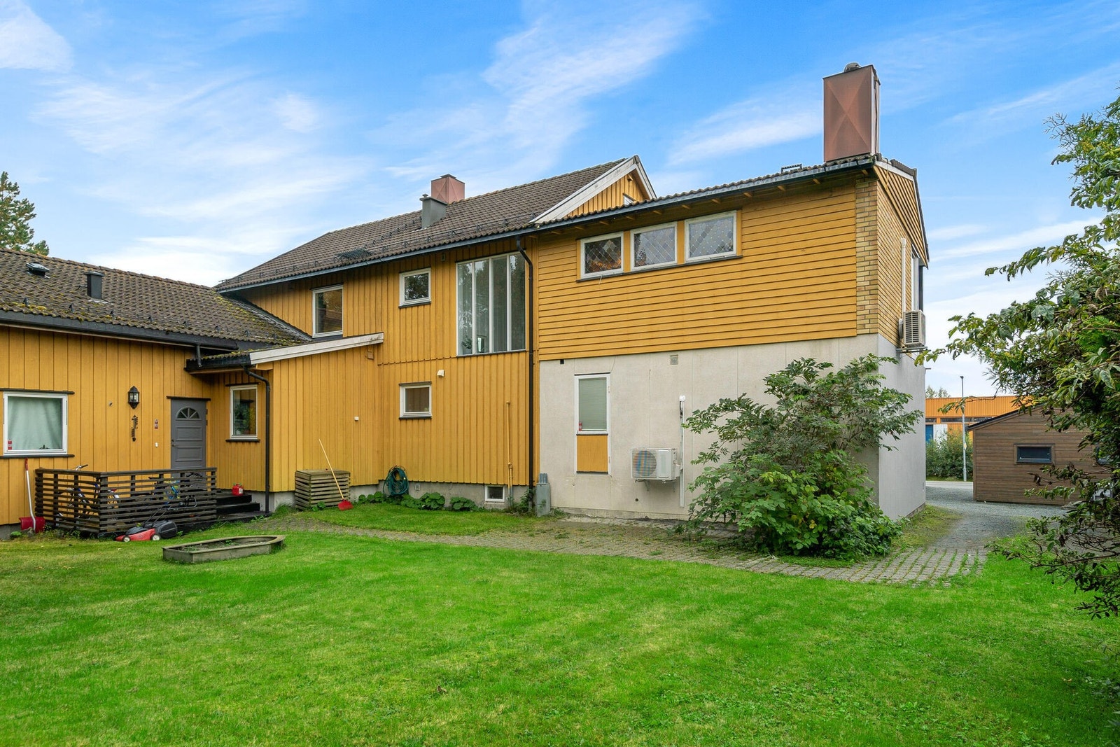 Deler av hagen (som vist på bildet) er gjort om til flere parkeringsplasser for beboerne i sameiet. Galleribilde