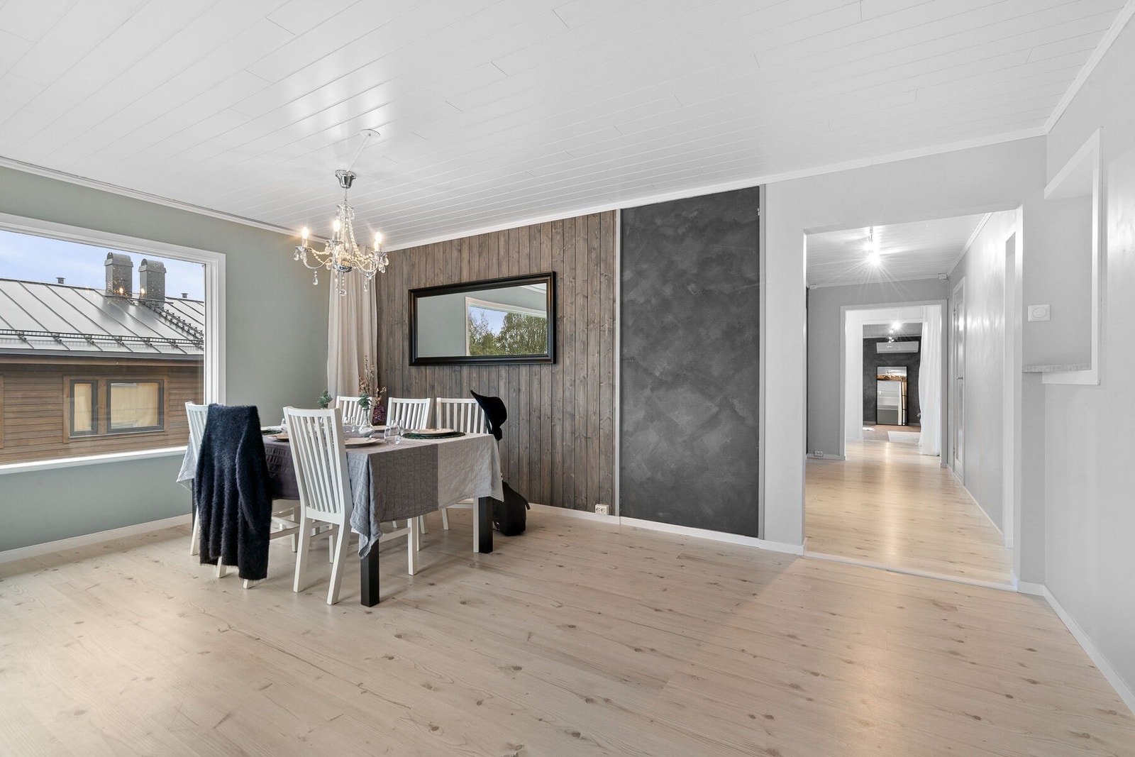 Spisestuen har en god planløsning på 22,3kvm og åpner opp for flere løsninger knyttet til møblering Galleribilde
