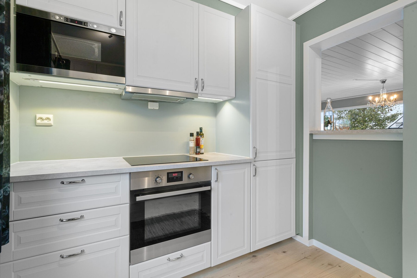 Kjøkkenet er innredet med IKEA kjøkkeninnredning, integrerte hvitevarer, deriblant; integrert platetopp, stekeovn, mikrobølgeovn, kjøl/fryseskap og oppvaskmaskin. Galleribilde