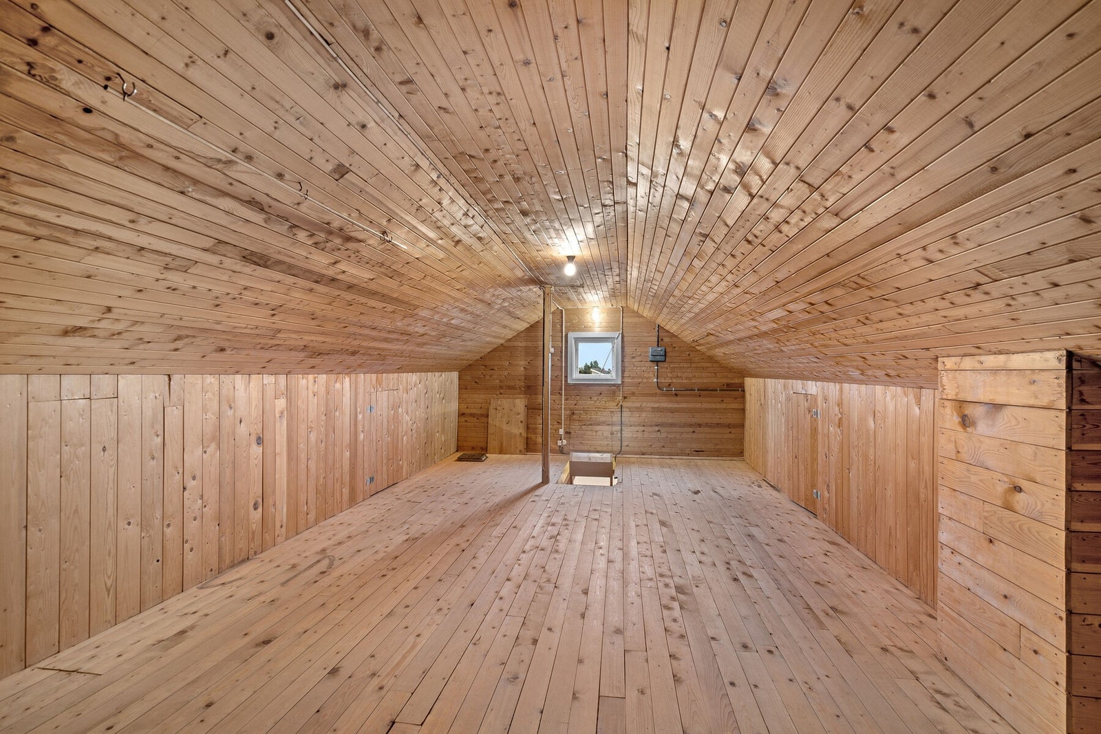 Stort lagringsloft som med oppussing kan gjøres om til loftstue/soverom Galleribilde