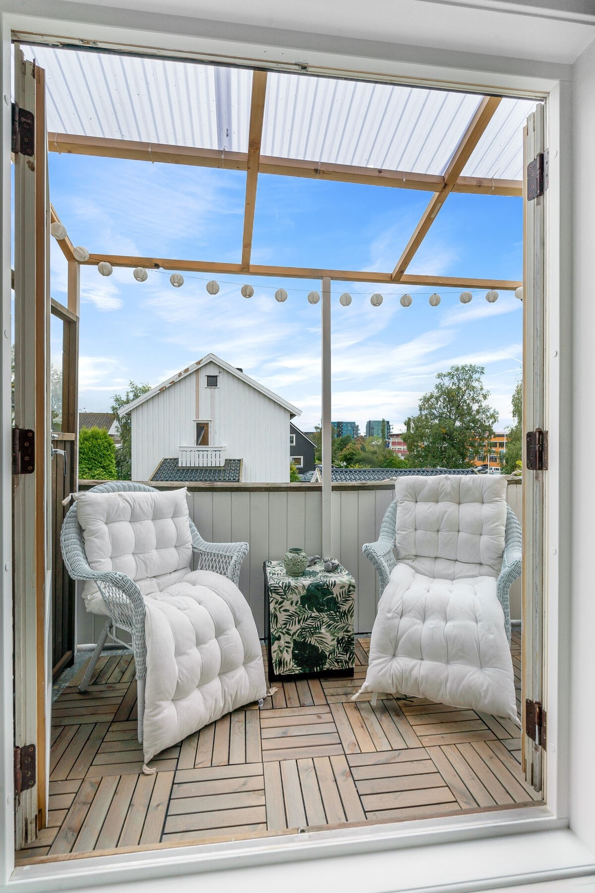 Den sørvendte verandaen nyter gode solforhold og har overbygd tak Galleribilde