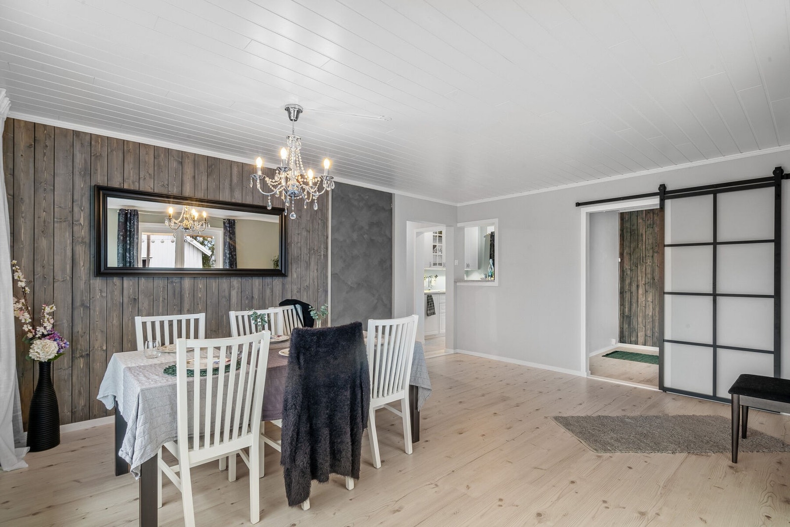 Spisestuen har god plass til bl.a. romslig spisebord Galleribilde