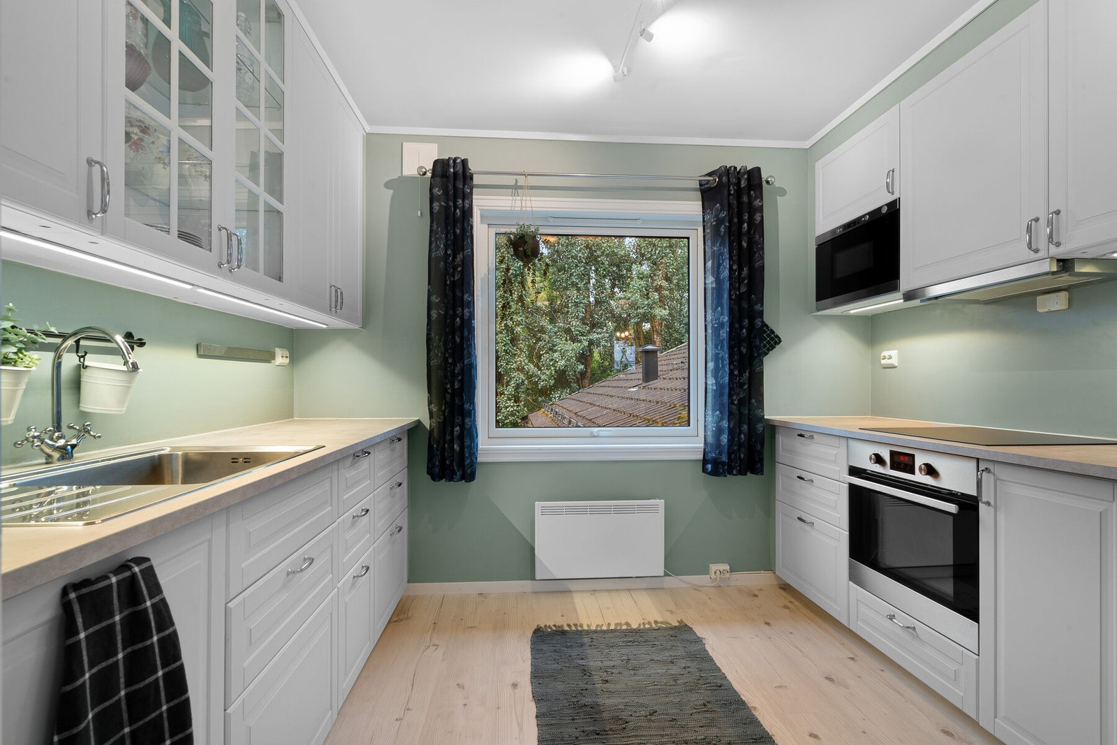 Kjøkkenet er fra 2014. I 2021 ble frontene malt, det ble montert nye benkeplater med vask og blandebatteri og lagt nytt gulv. Galleribilde