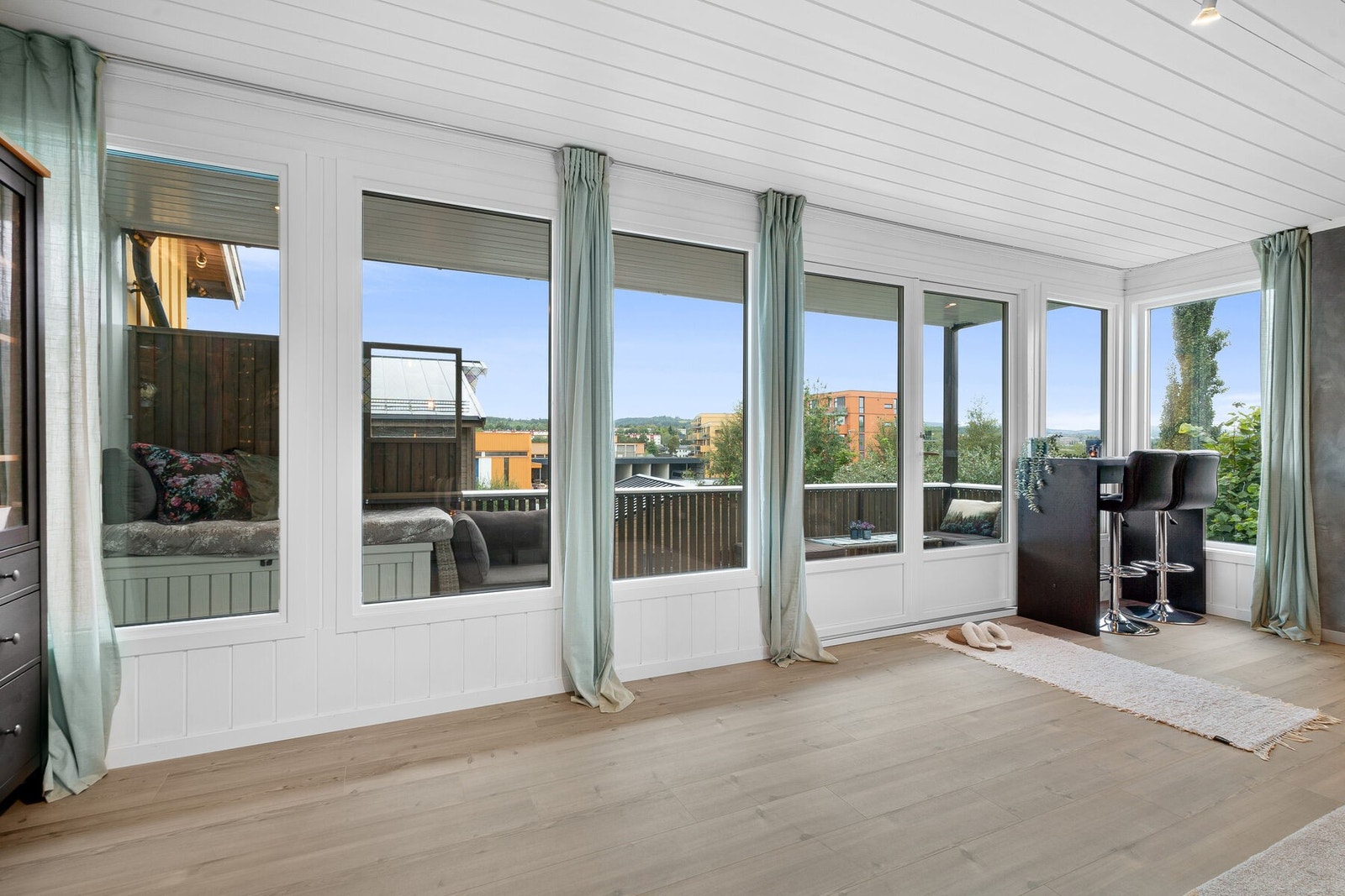 Fra stuen er det direkte utgang til boligens vestvendte veranda Galleribilde