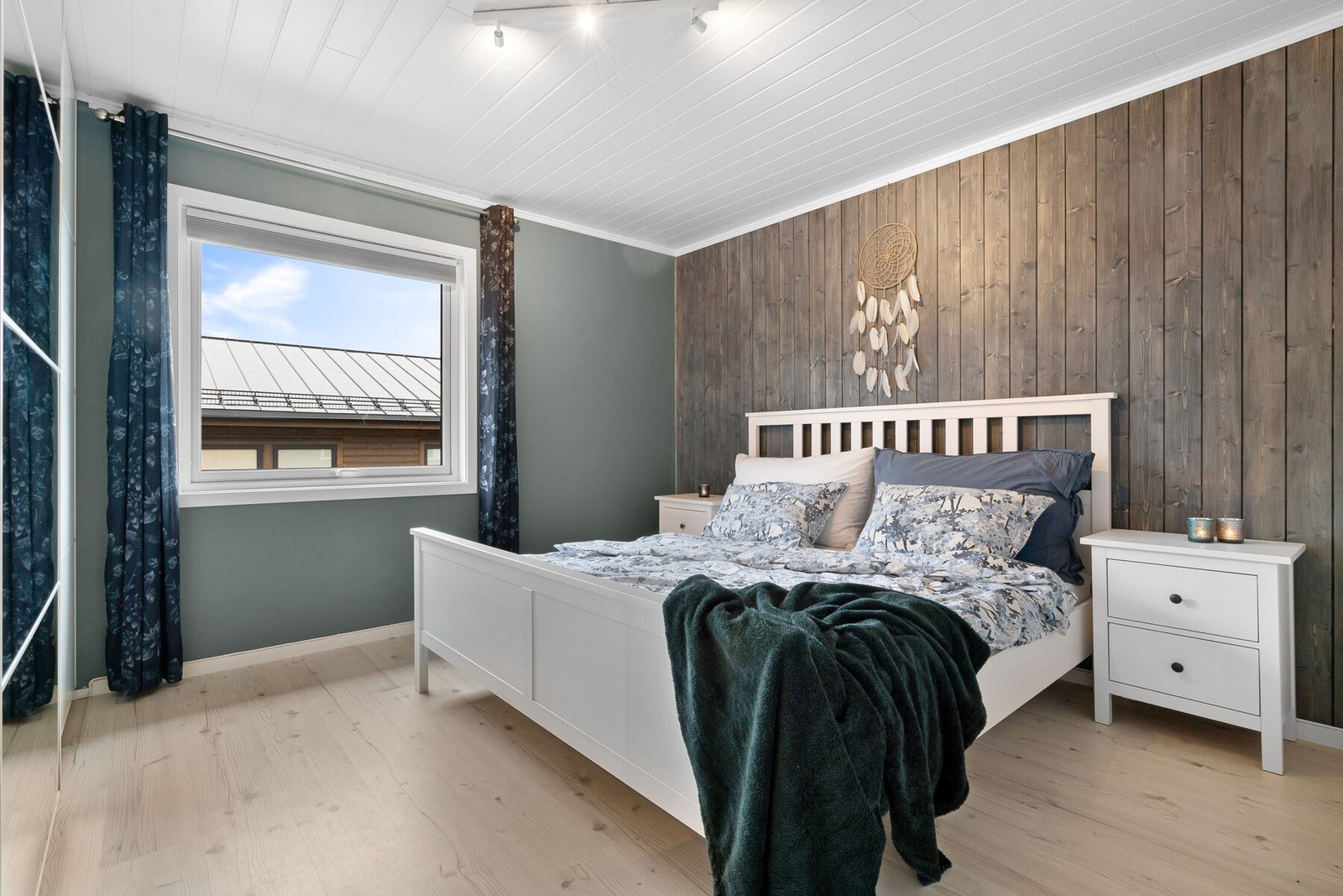 Soverom 1 er på 12,1 kvm og har god plass til dobbeltseng. Rommet er innredet med skyvedørsgarderobe Galleribilde