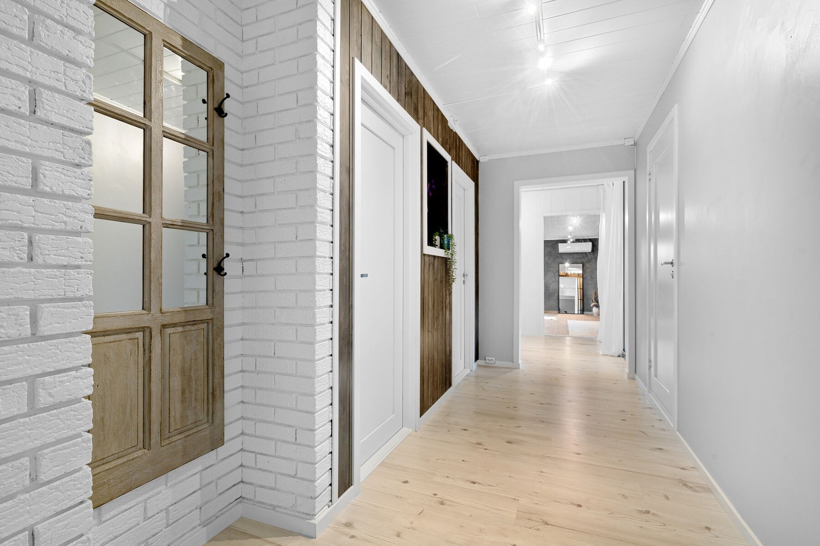 Innbydende og lys gang med tilknytning til bad og 2 soverom Galleribilde