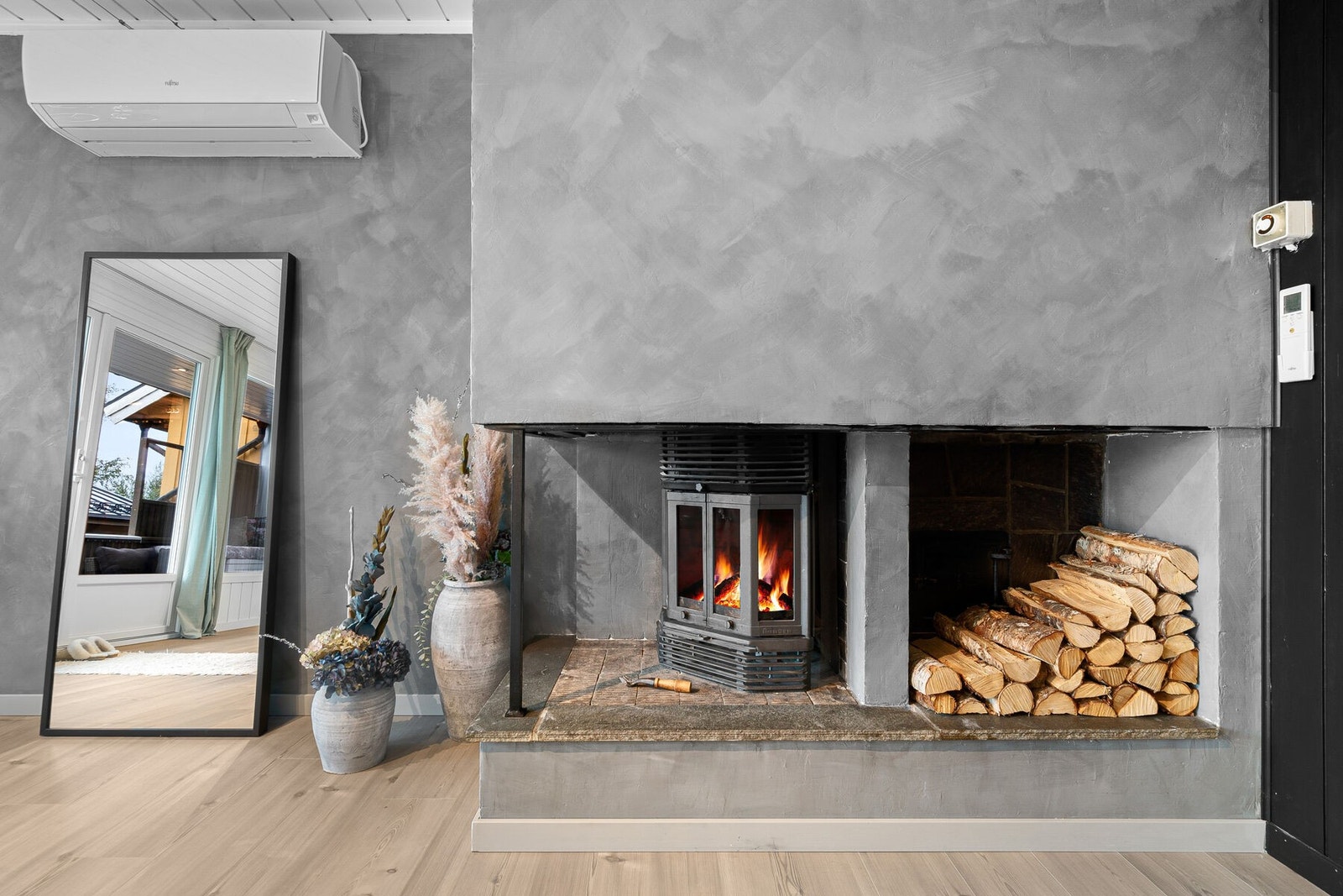 Boligens primære oppvarmingskilder er vedfyring, varmepumpe og elektrisitet Galleribilde