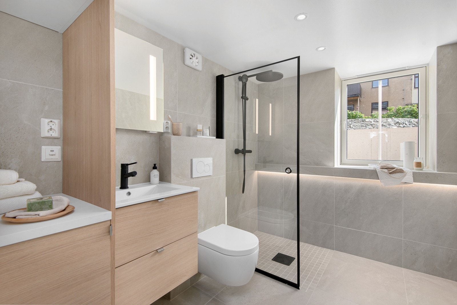 Badet i underetasjen er romslig og lyst med moderne utformin Galleribilde