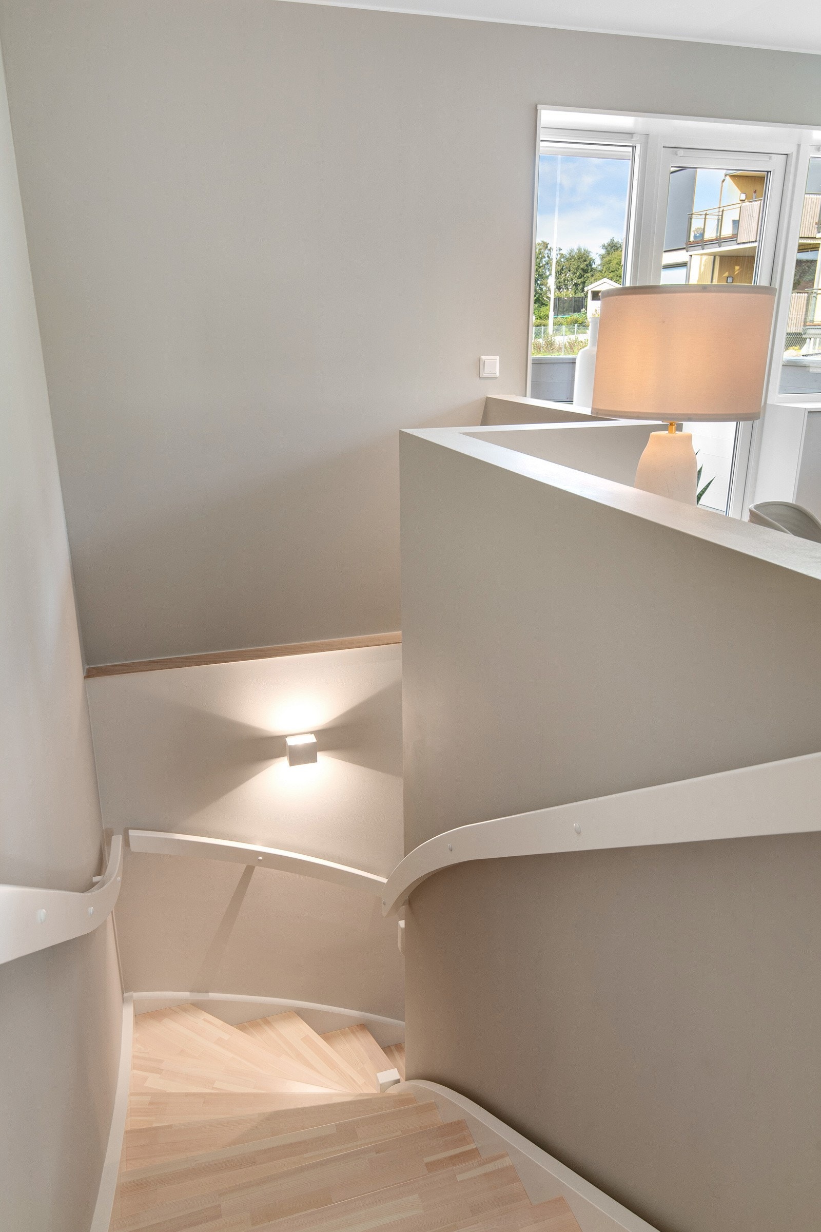 Trappen ned er i moderne utforming med attraktiv lyssetting Galleribilde