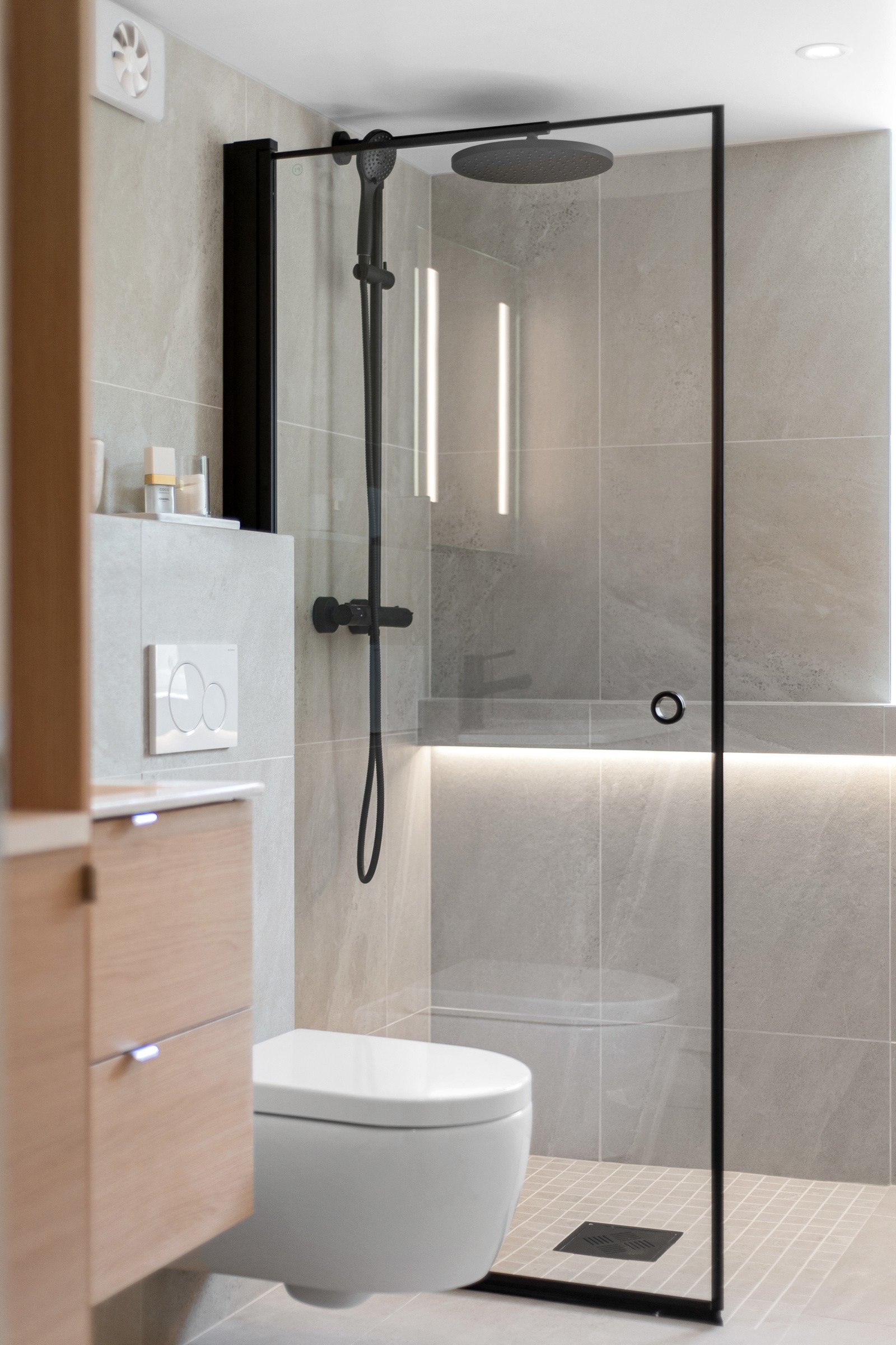 Badet har flotte svarte detaljer og innredning levert av Fossline. Galleribilde