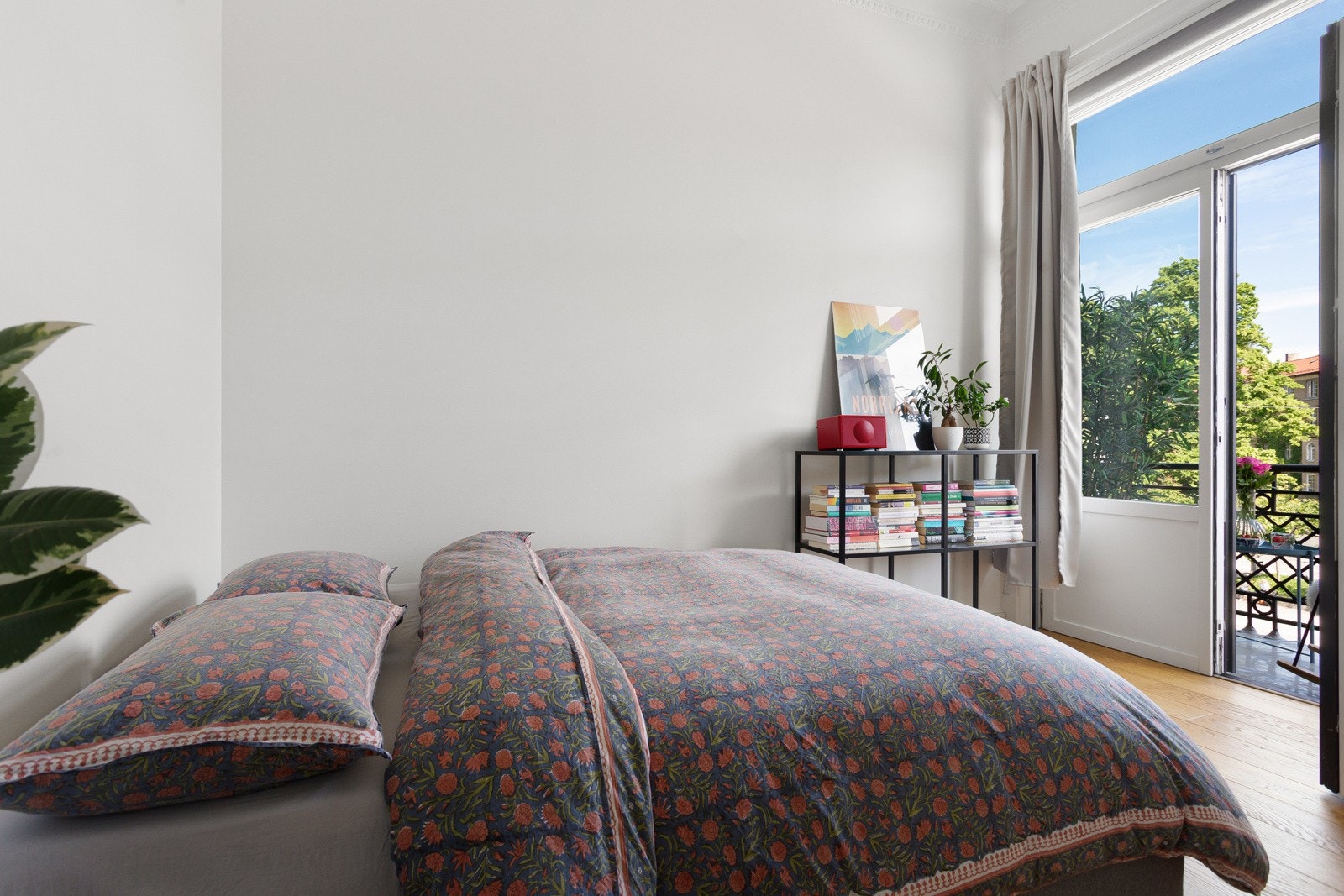 Lyst og hyggelig soverom med utgang til balkong. Galleribilde