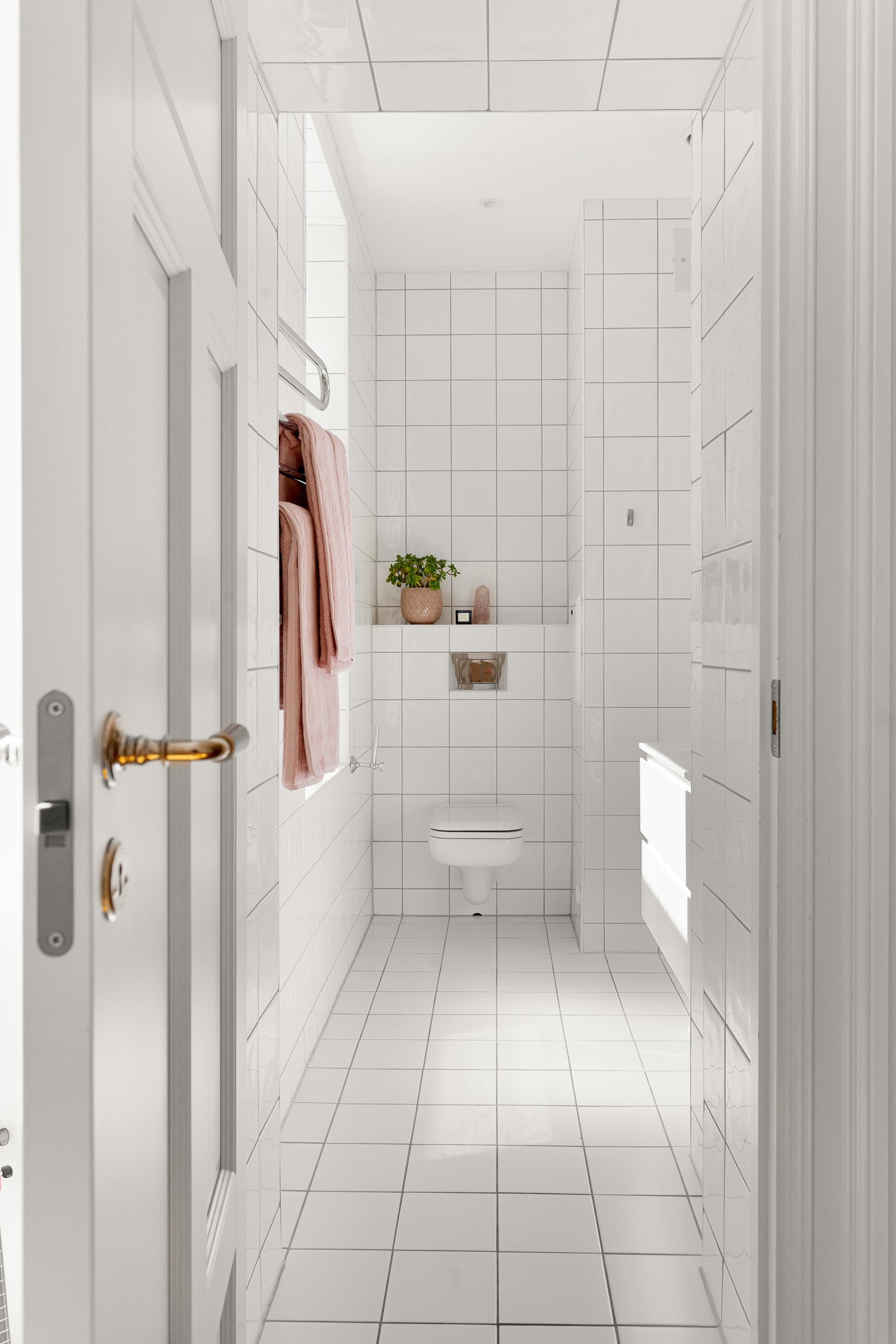 Badet er lyst og tidløst med behagelige varmekabler i gulvet. Galleribilde