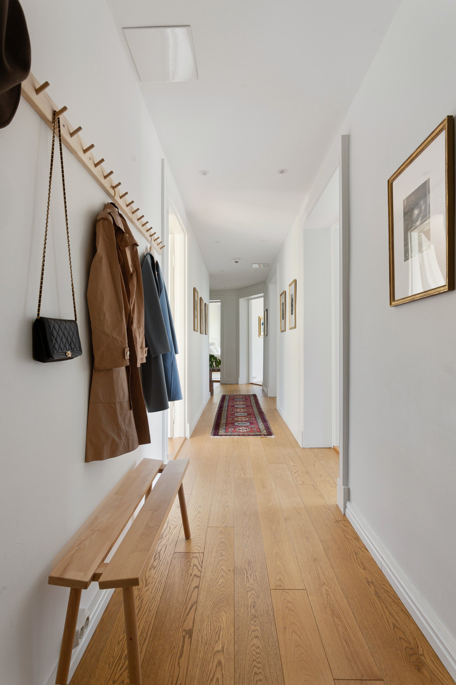 Lys og hyggelig entré med plass til oppbevaring av sko og yttertøy. Leiligheten disponerer tre romslige boder i kjeller. Galleribilde