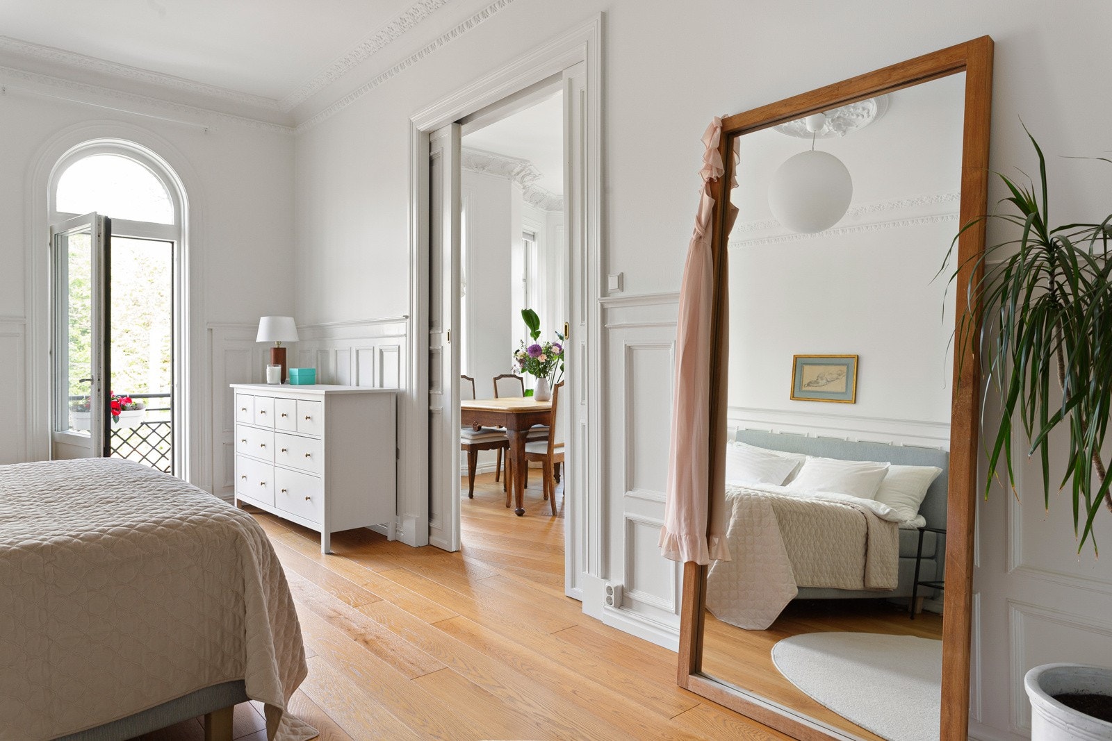 Legg merke til de buede vinduene og det klassiske preget med brystpanel. Galleribilde