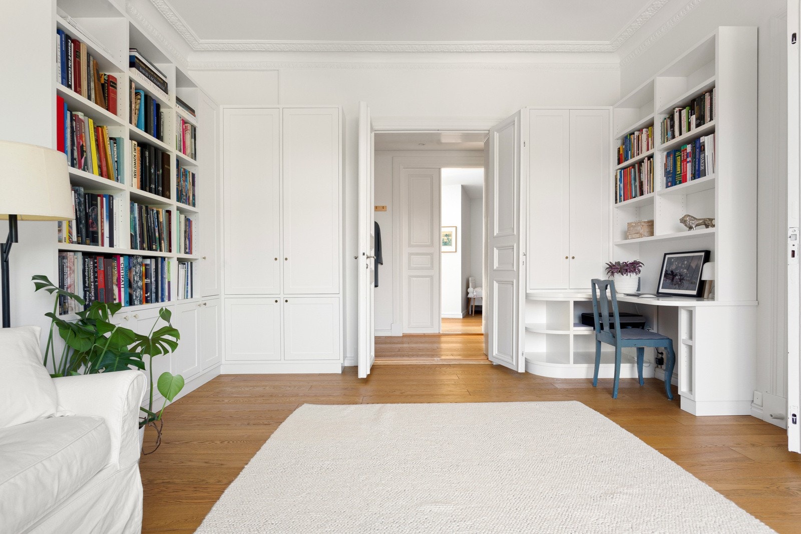 Planløsningen er fleksibel og kan enkelt innredes og brukes etter ønske og behov. Det er rikelig med oppbevaringsplass i plassbygde skap. Galleribilde