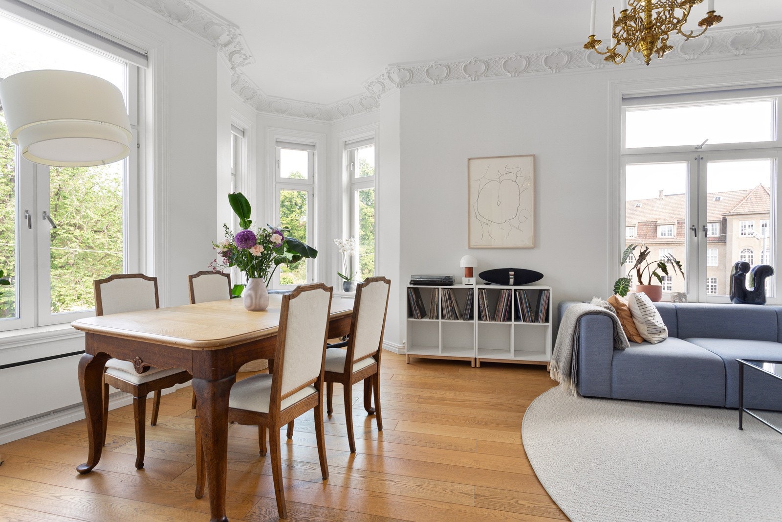 Stuen har god plass til både spisebord og sofaseksjon - et sosial og hyggelig oppholdsrom. Galleribilde