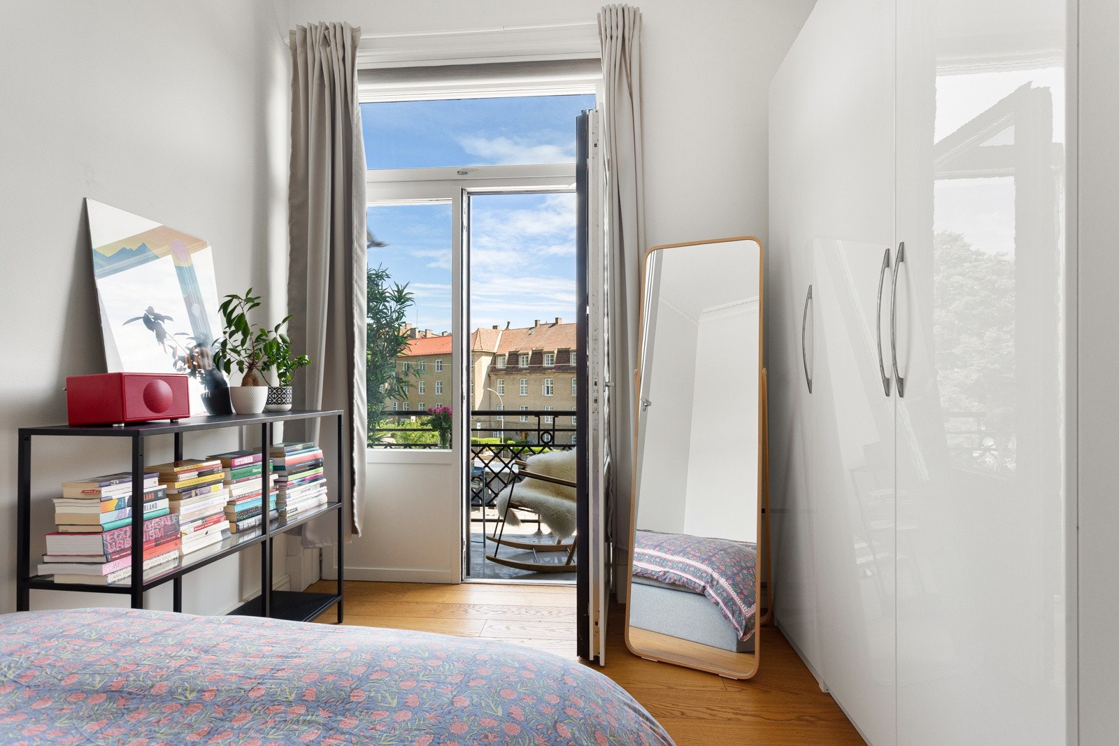 Soverommet har god plass til dobbeltseng med tilhørende møblement og rikelig med garderobeplass. Galleribilde