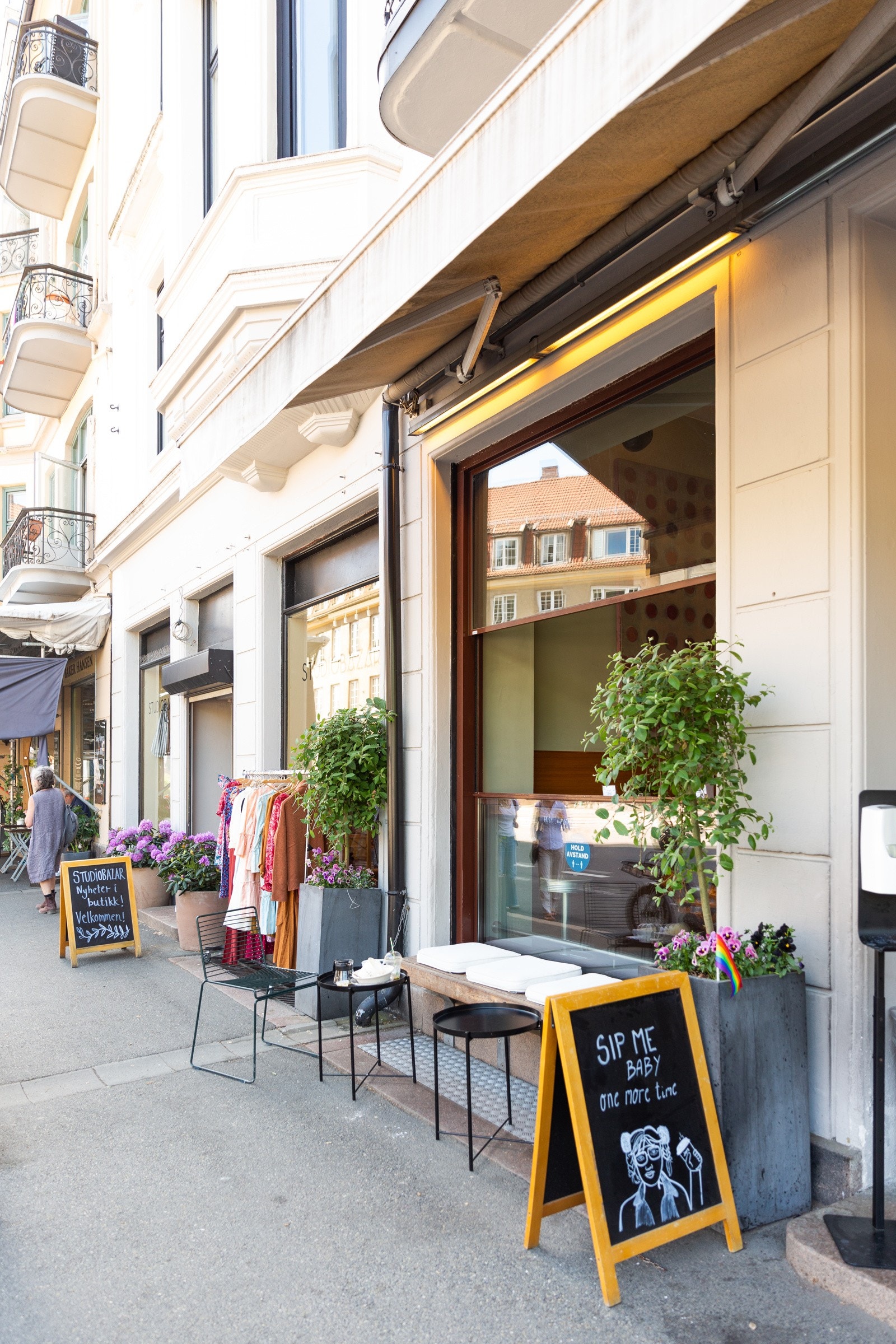 Du kan ta heisen ned til 1.etasje hvor du kan bestille en deilig Croque Monsieur på Pascal og ta en kopp kaffe på Java. Galleribilde