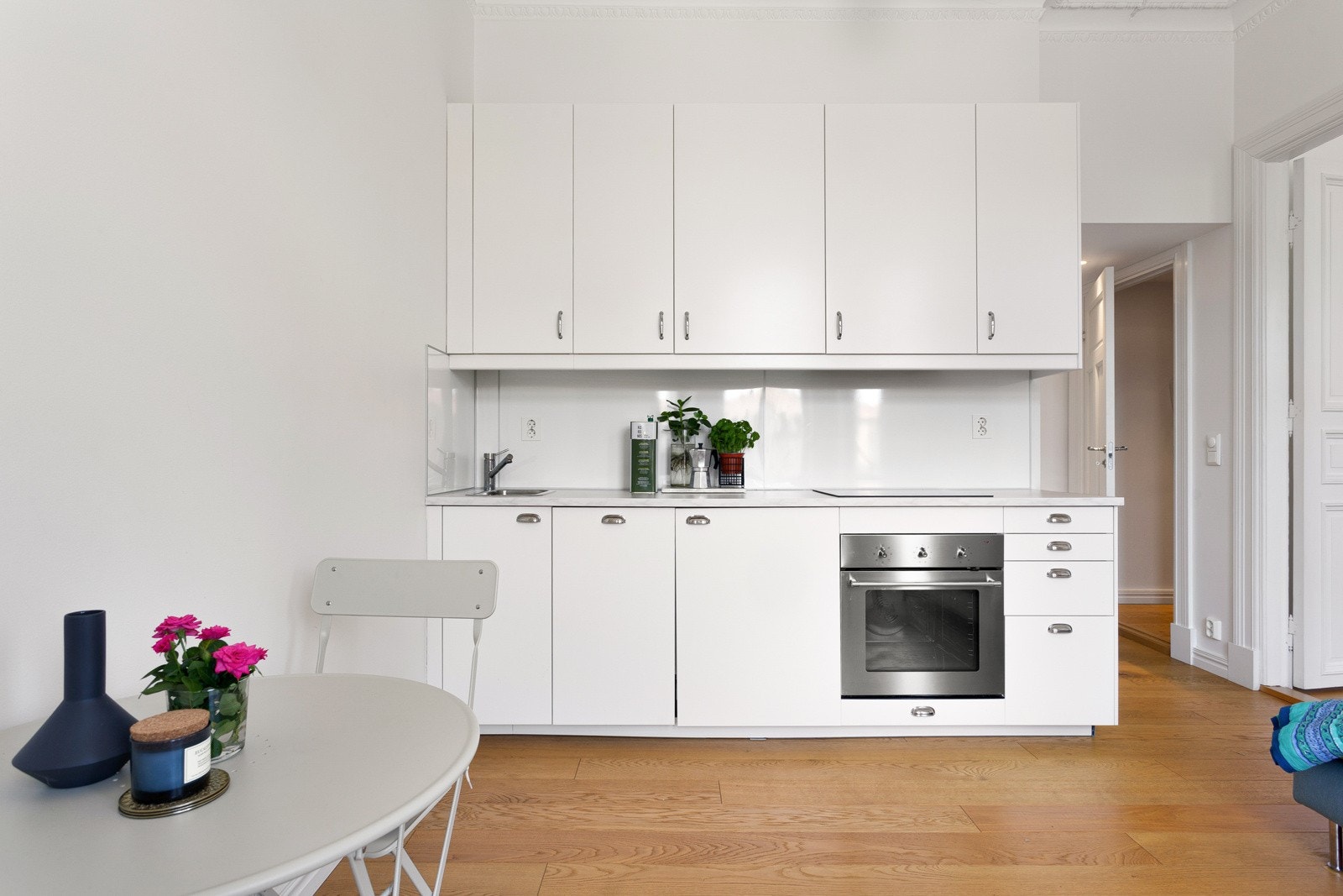 IKEA kjøkkeninnredning fra 2017 med laminat benkeplate, og plate over benk. I tillegg er det integrert komfyr, platetopp, oppvaskmaskin og kjøleskap. Galleribilde