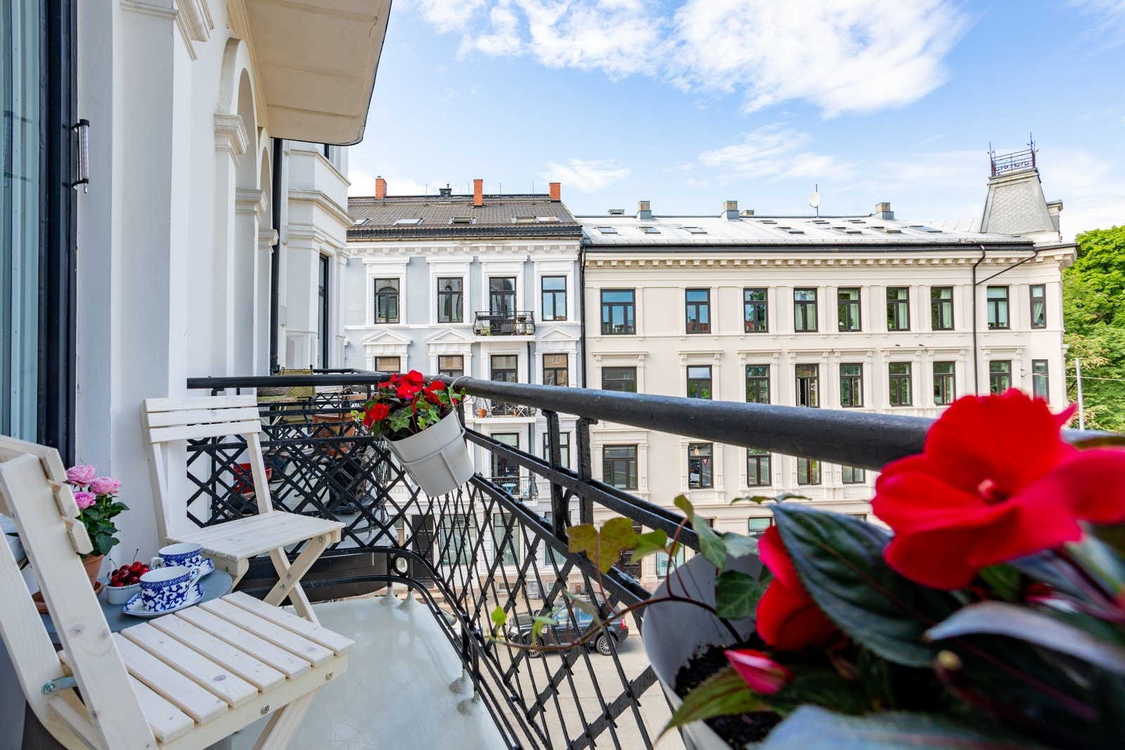 Leiligheten har en usjenert beliggenhet med utsyn mot St.Hanshaugen og et yrende liv på Knud Knudsens plass. Galleribilde