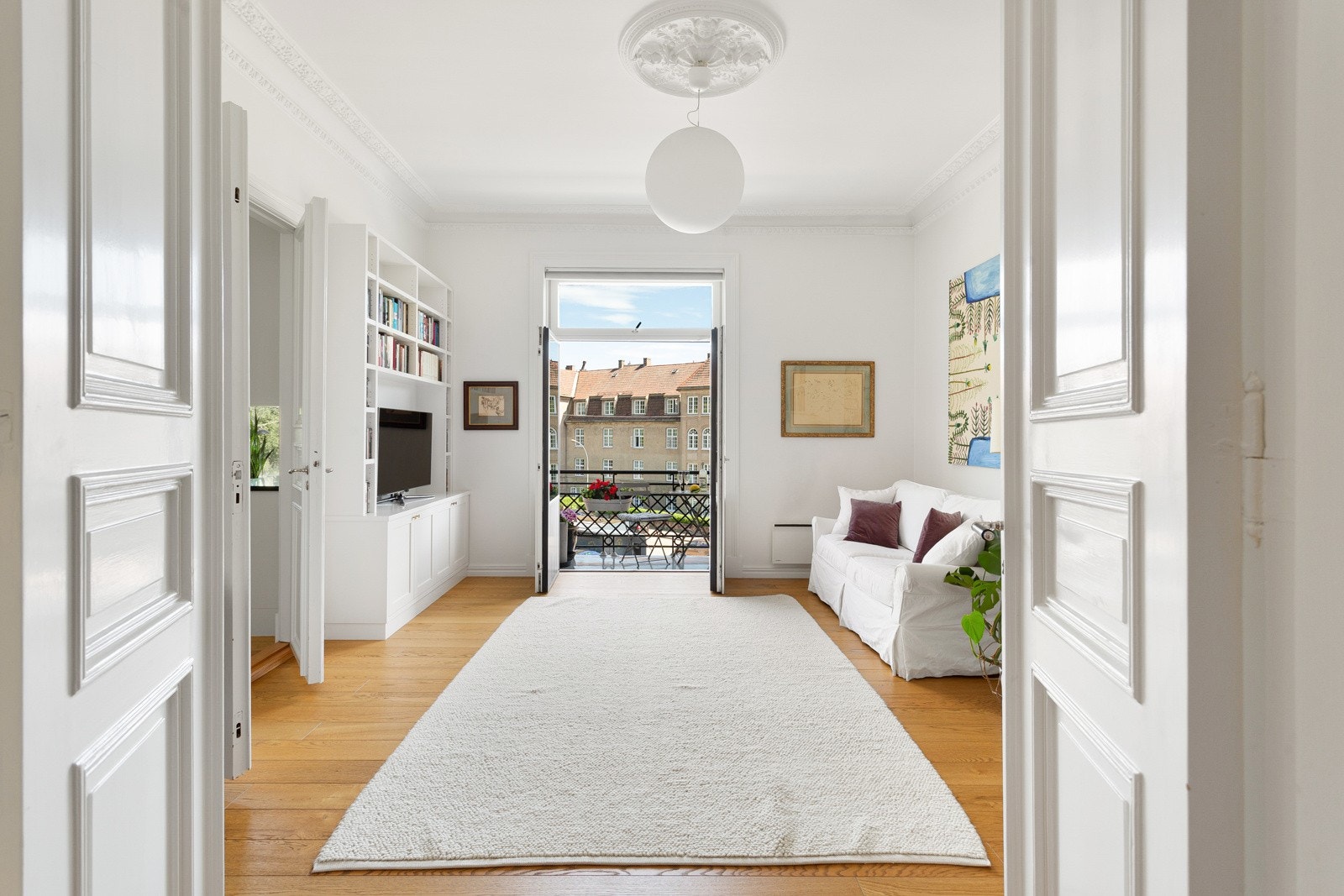 Boligen har to hyggelige balkonger, hvorav én har utgang fra tv-stuen. Galleribilde