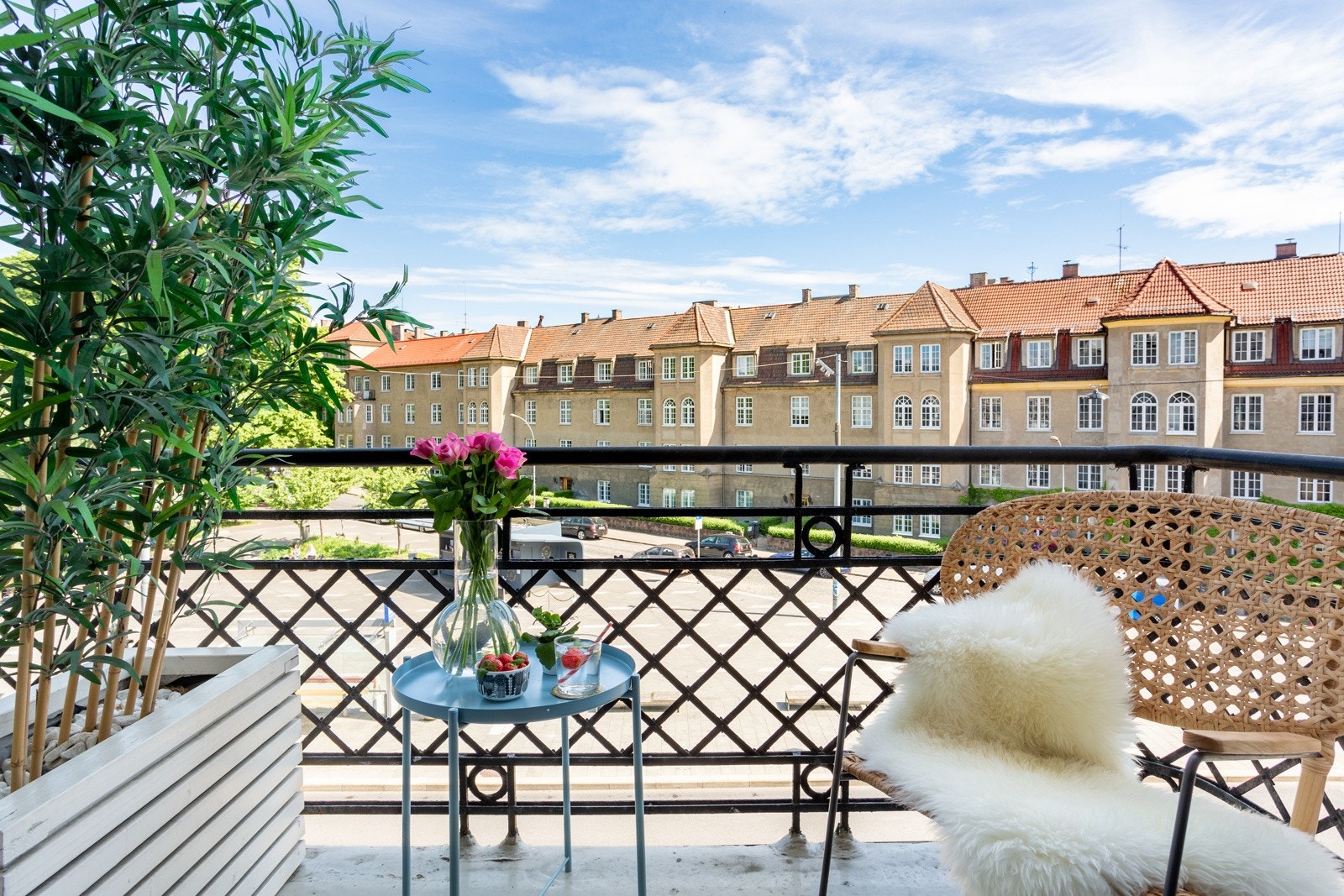 Balkongen har plass til enklere utemøblement med fantastisk utsyn til nærområdet. Galleribilde