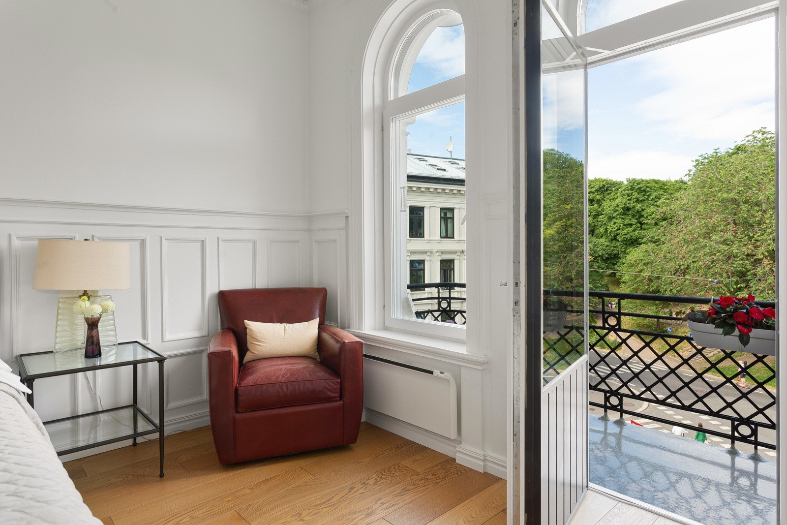 Utgang til balkong på 3 kvm - her kan morgenkaffen nytes. Galleribilde