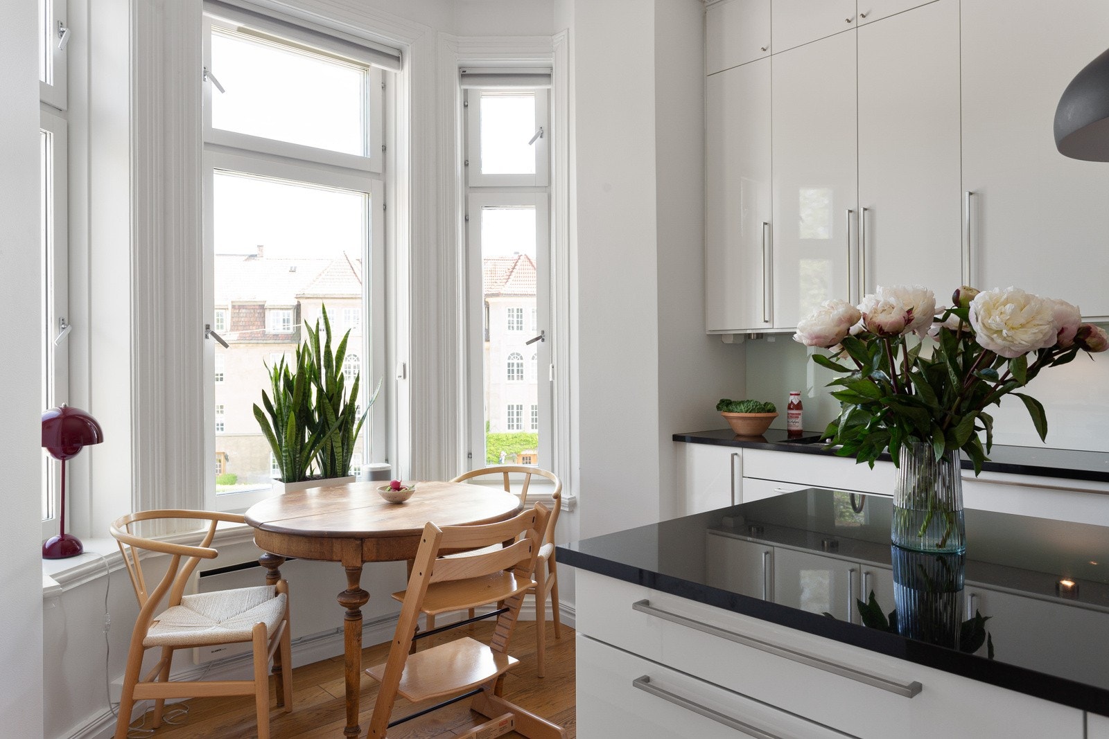 Det er også plass til hyggelig spiseplass på kjøkkenet med vakkert utsyn mot parken. Galleribilde