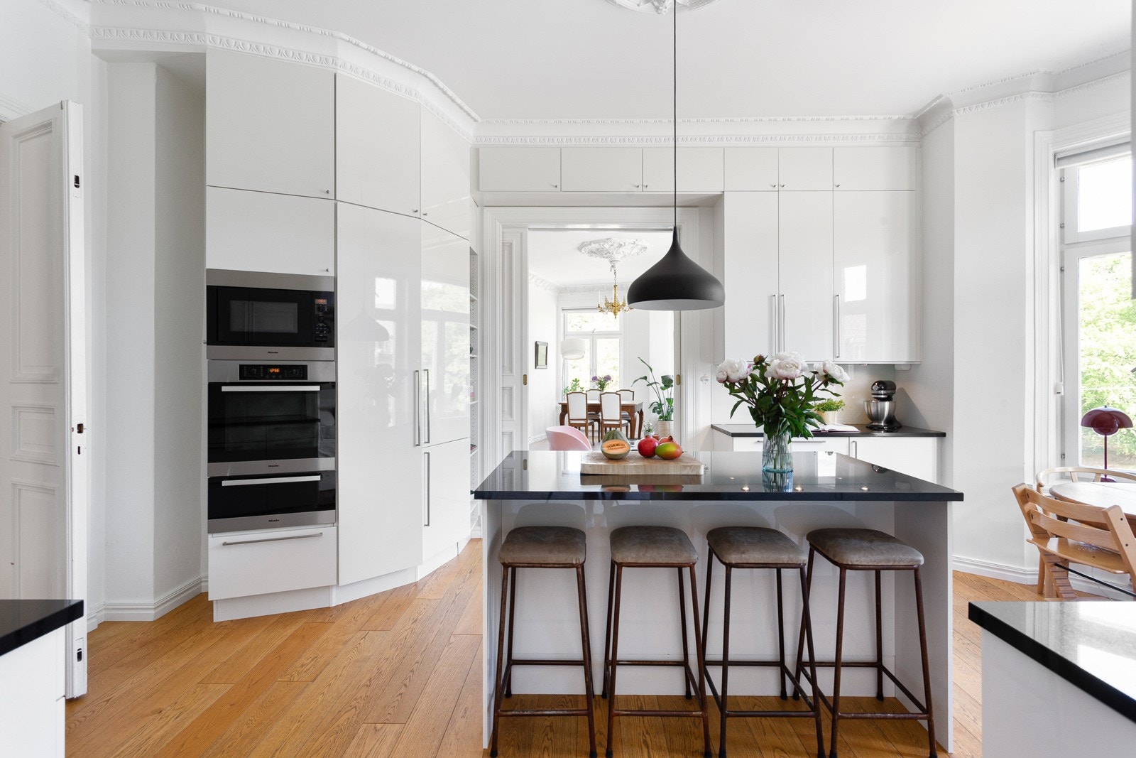 Tidløst og svært praktisk spisekjøkken fra HTH som var nytt i 2017. Kjøkkenet flott benkeplate i sort granitt. Galleribilde