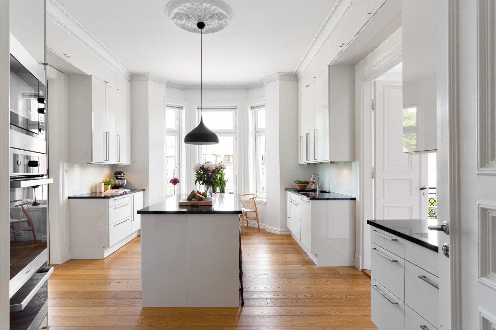 Kjøkkenet har en romslig innredning med skuffer og skap fra gulv til tak, i tillegg til praktiske sokkelskuffer for ekstra oppbevaring. Galleribilde