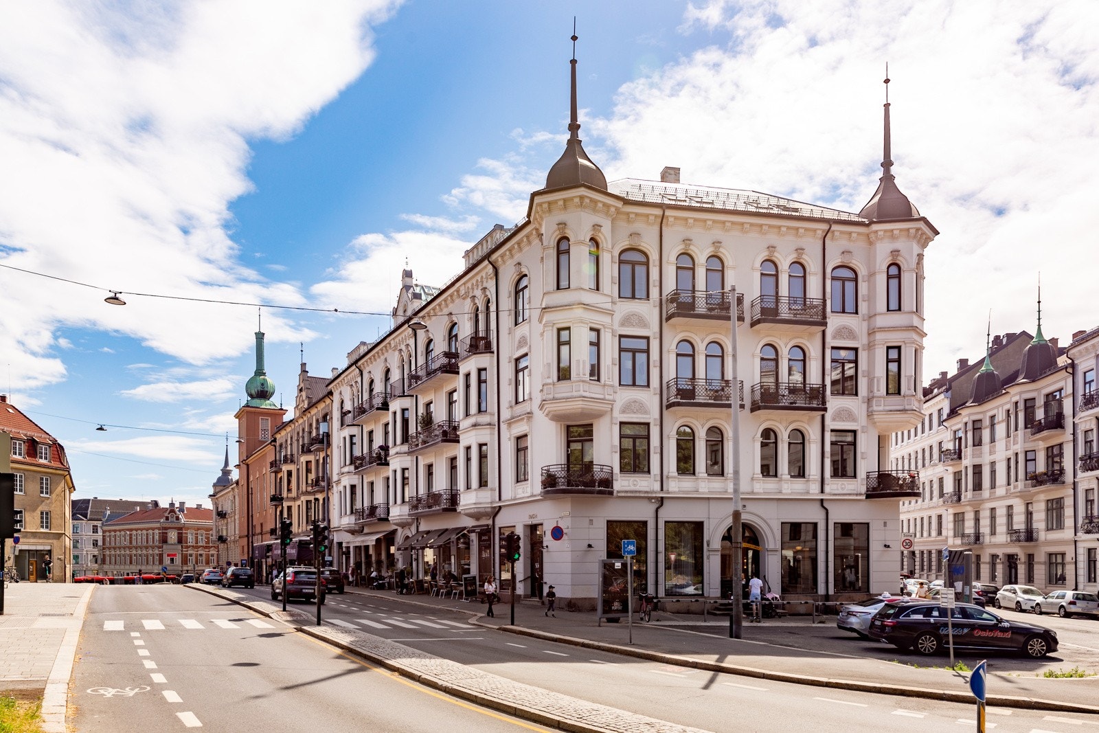 Bygården er en av de flotteste gårdene i dette området fra perioden forrige århundreskiftet, og skiller seg ut med sine doble spir og vakre utsmykning. Galleribilde