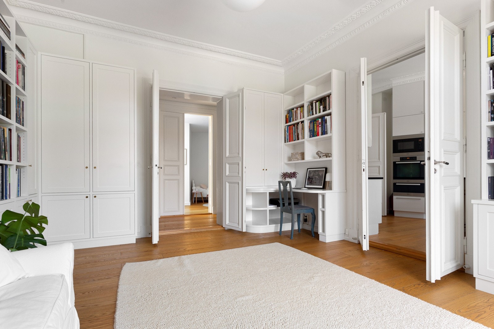 Fra kjøkkenet ligger tv-stuen som fint kan åpnes og lukkes etter behov med doble fløyelsdører. Stuen kan innredes etter behov, og har i dag blant annet en praktisk kontorløsning. Galleribilde