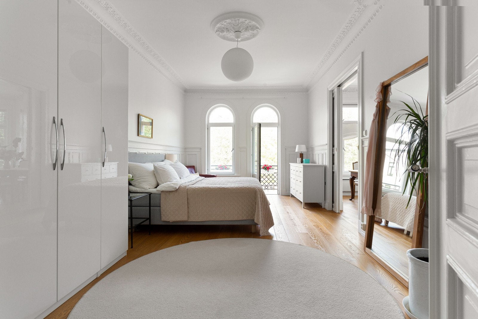 Hovedsoverommet er svært romslig med god plass til både dobbeltseng og rikelig med garderobeplass. Galleribilde