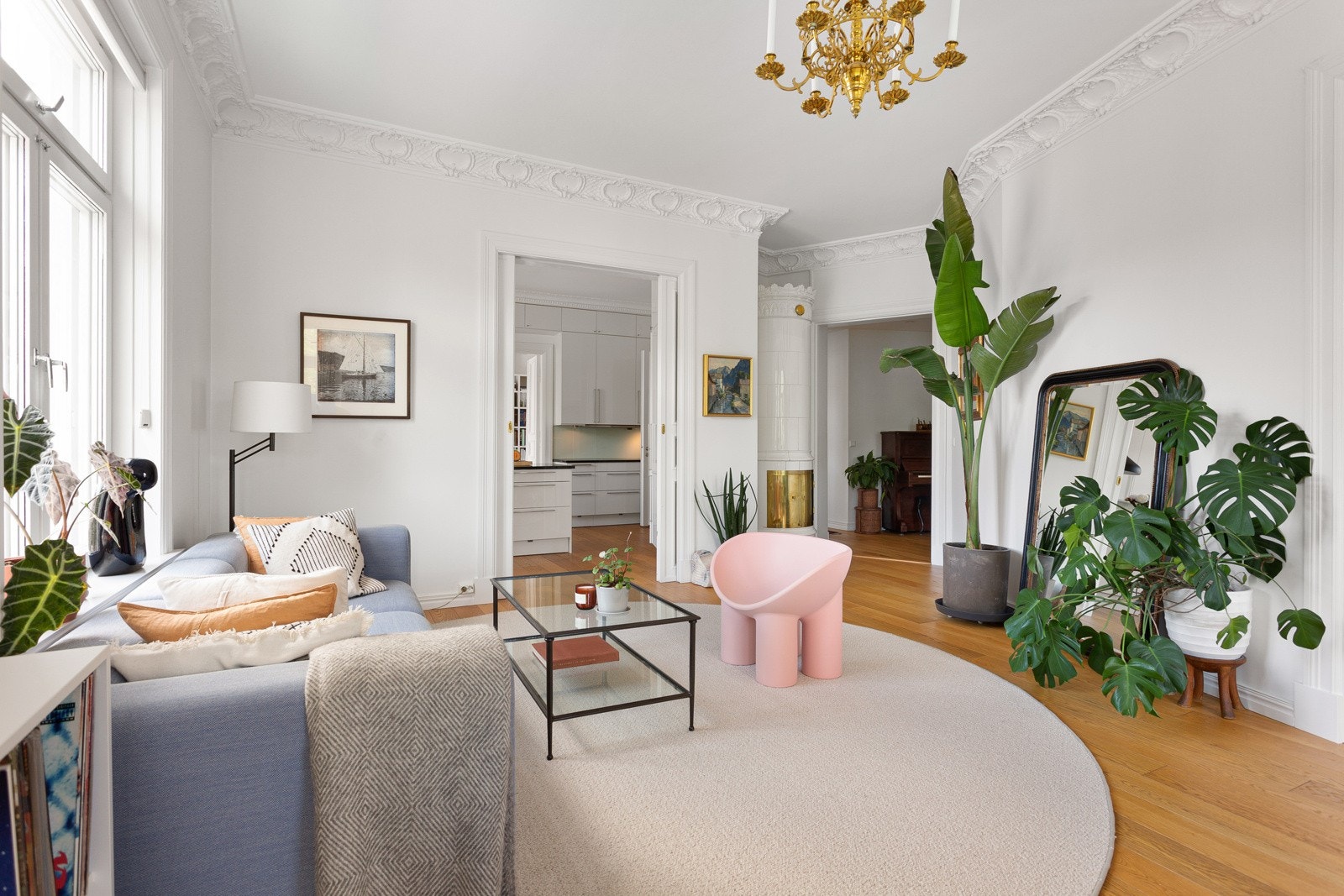 I stuen er det montert en pen kakkelovn som både er et flott smykke til rommet. Galleribilde