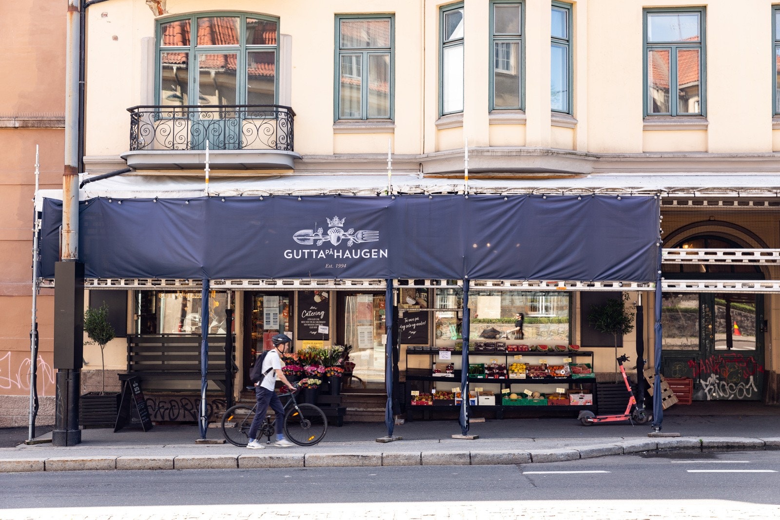 Fra leiligheten er det kun en liten spasertur bort til områdets nisjebutikker og kaféer. Her finner du blant annet Gutta på haugen, Pascal, Smalhans og Java kaffe- og vinbar. Galleribilde