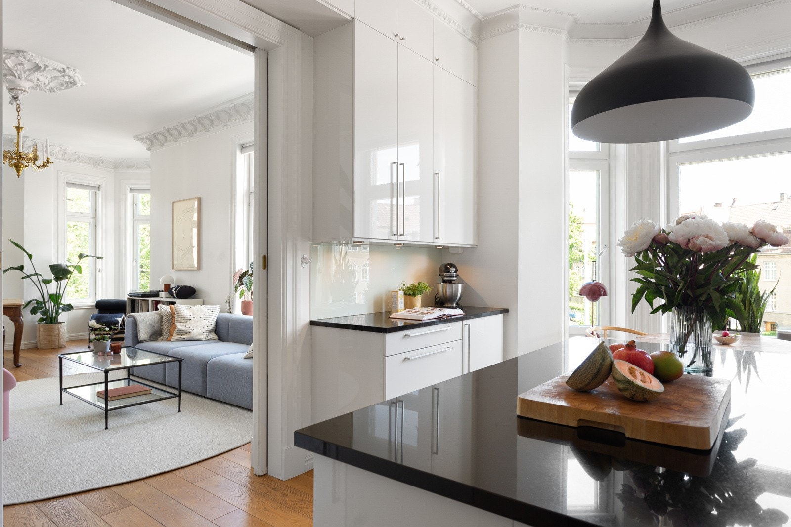 Fra dagligstuen ligger kjøkkenet i en delvis skjermet løsning, men som samtidig åpner opp for sosialt samvær. Galleribilde