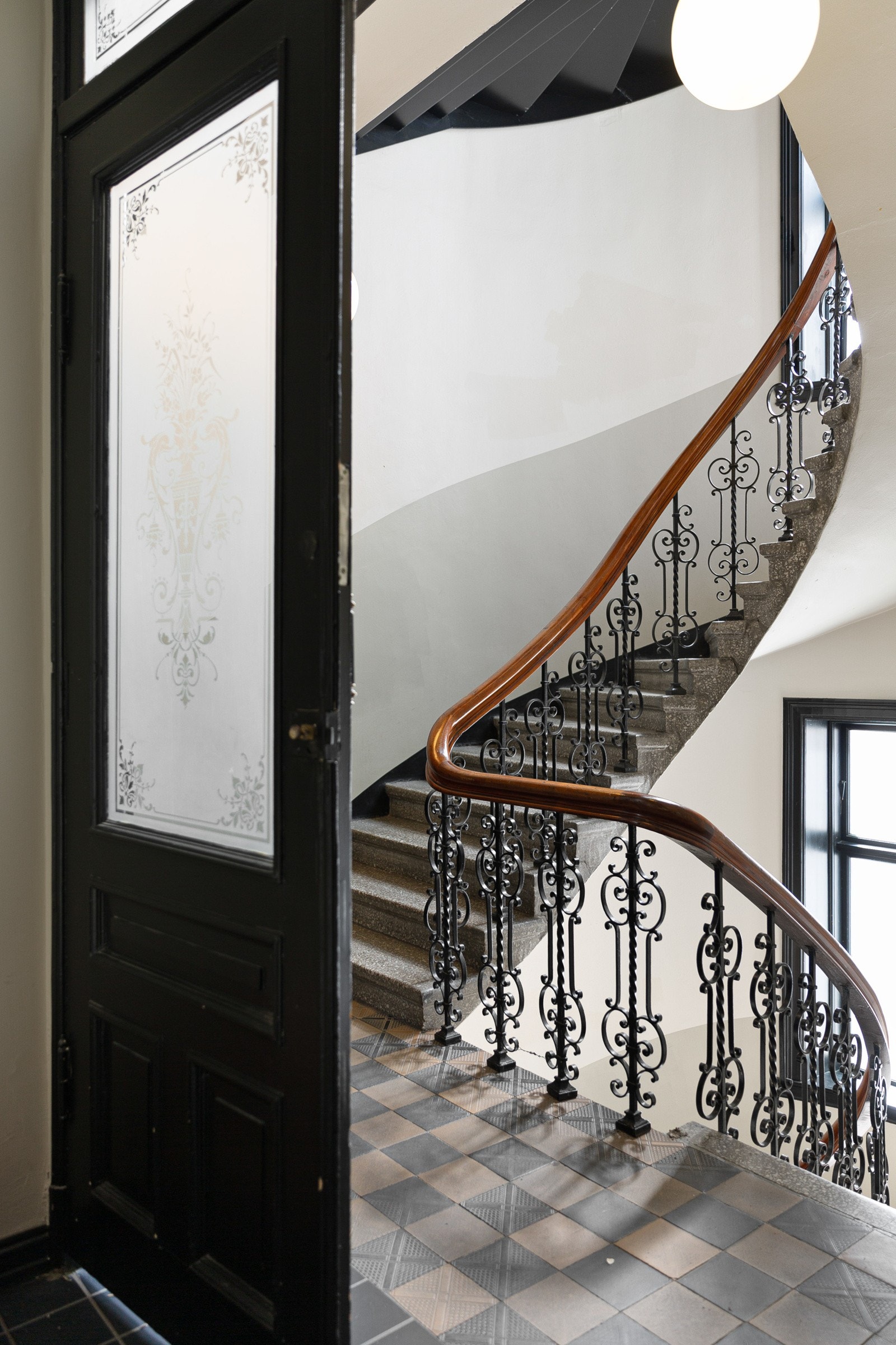 Gården har et representativt og godt vedlikeholdt inngangsparti, og åpne trappehaller med originale bevarte detaljer. Galleribilde