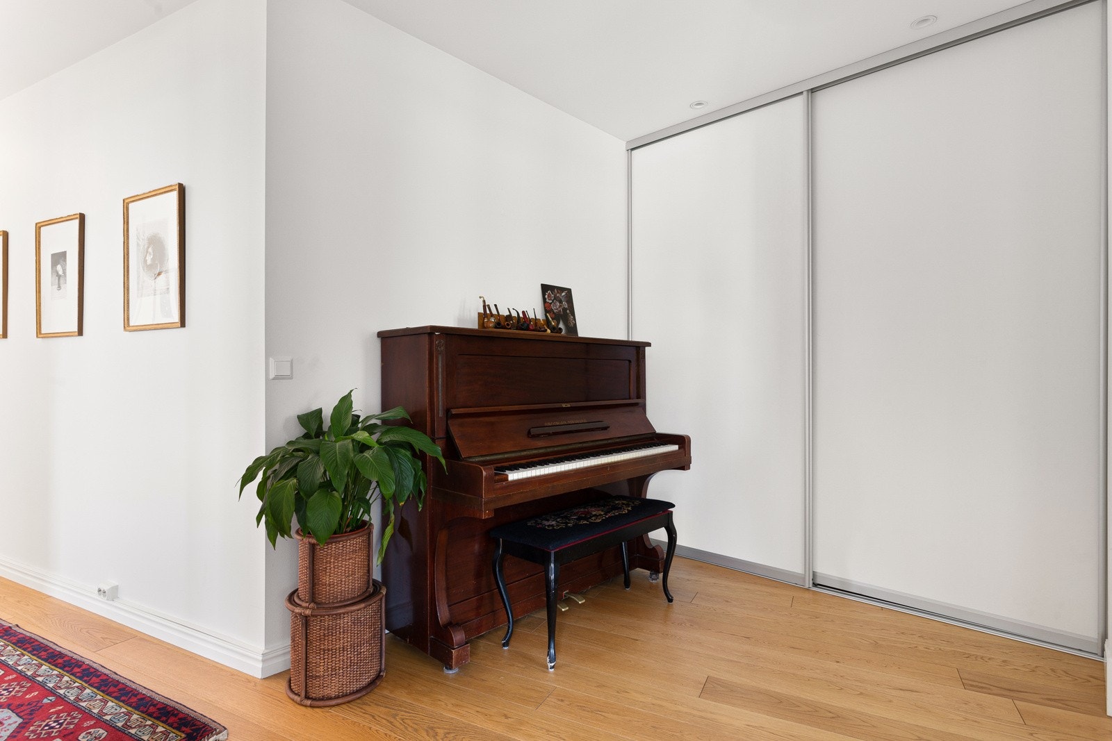 Boligen har en romslig hall med god plass til diverse innredning og rikelig med garderobeplass. Galleribilde