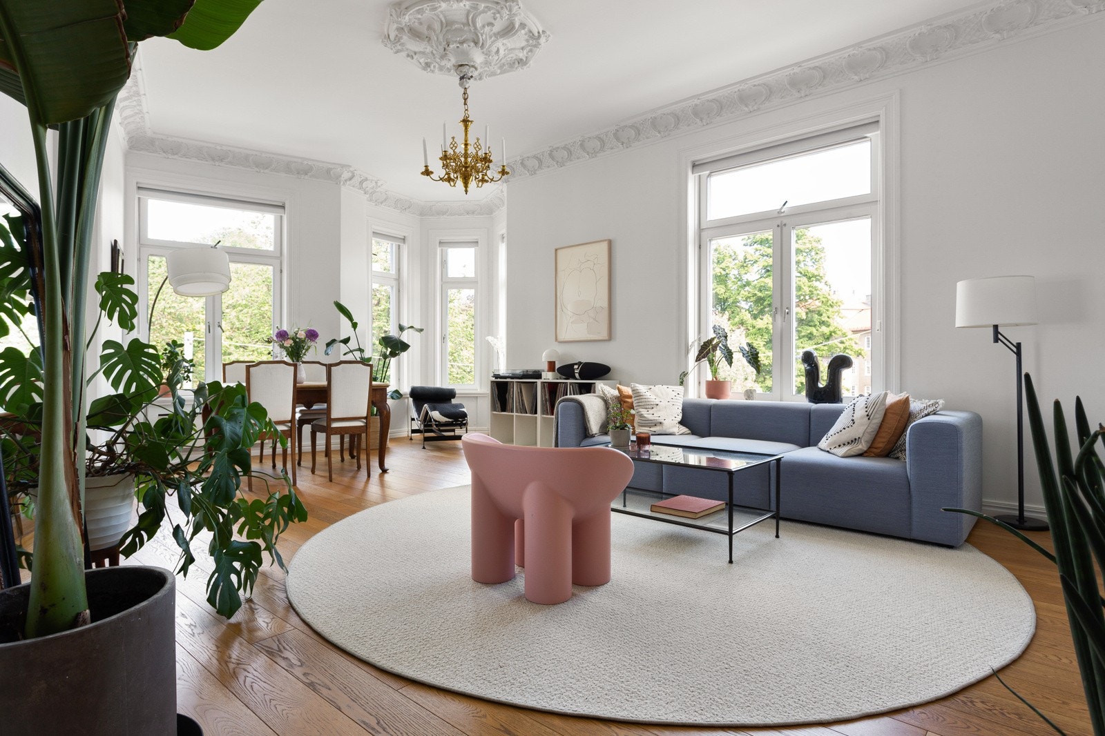 Velkommen til en vakker og svært romslig leilighet med klassiske detaljer og fantastisk beliggenhet på populære St.Hanshaugen. Galleribilde