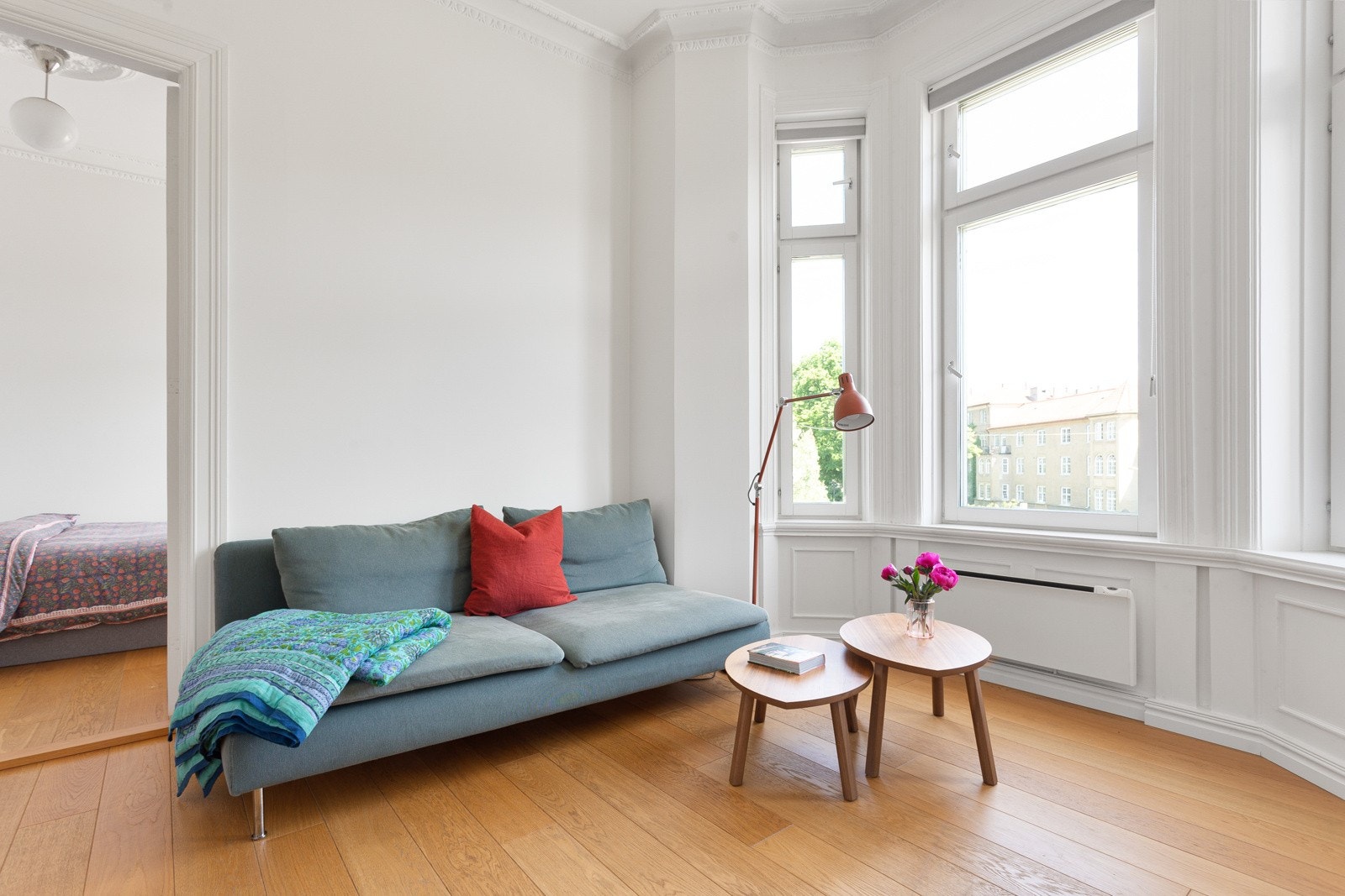 Stuen/kjøkkenet har plass til sofamøblement og spisebord i tilknytning kjøkkenet. Galleribilde