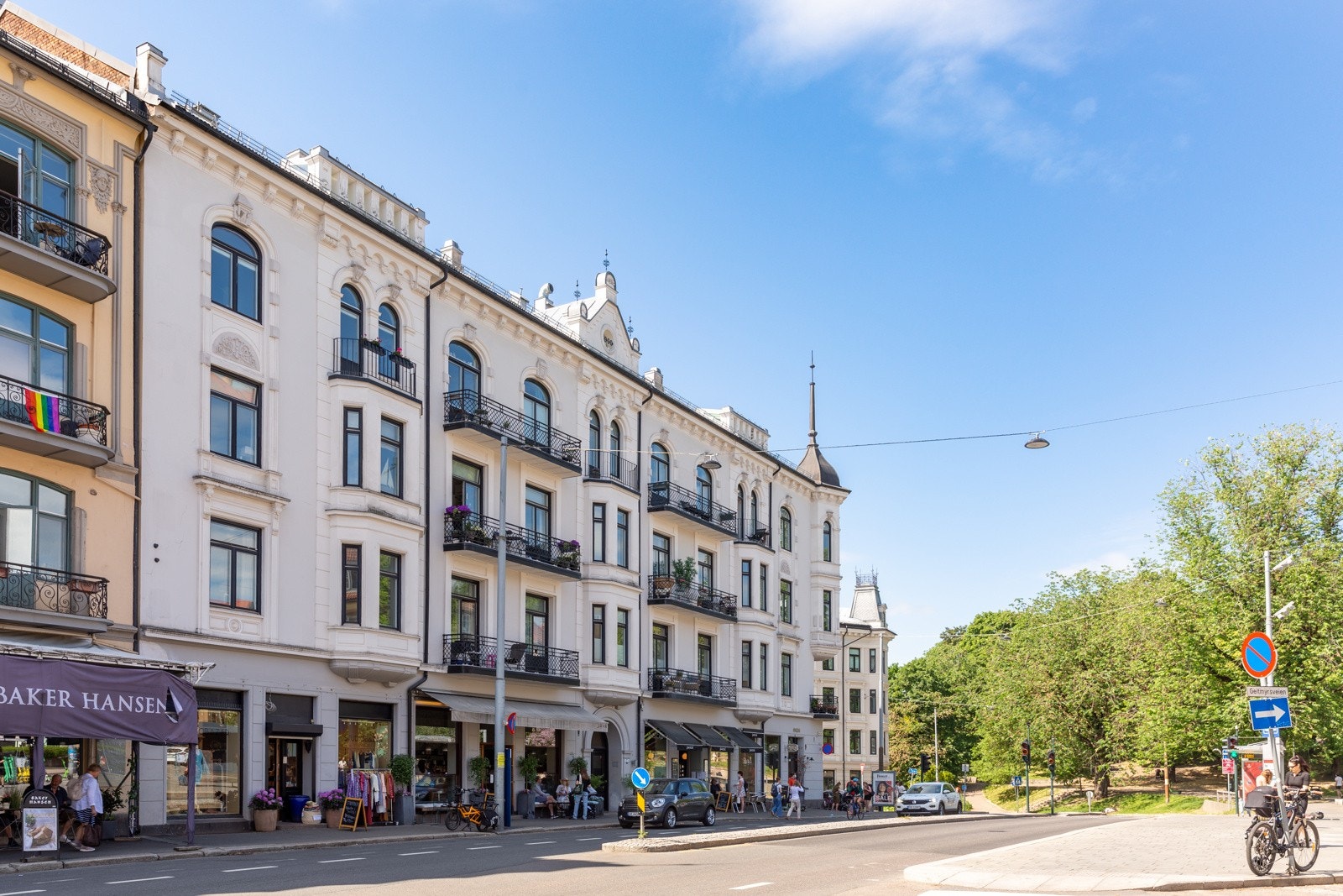 Området byr på et godt kollektivtilbud. Det er ca. 2 minutter å gå til bussholdeplass med linje nr. 37 på St. Hanshaugen og flere trikkeholdeplasser i nærheten på Stensgaten og Adamstuen Torg som tar deg effektivt til sentrum, Oslo S, Ulle Galleribilde