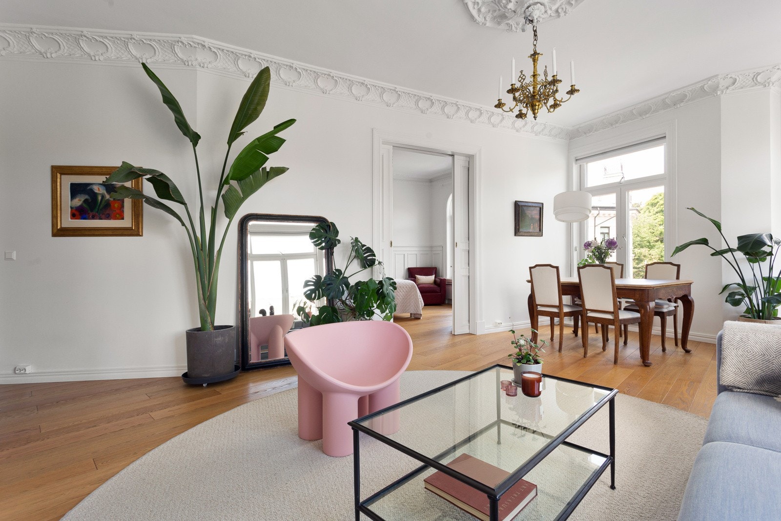 Leiligheten har en gjennomgående planløsning med store, klassiske vinduer som slipper inn rikelig med naturlig sollys. Galleribilde