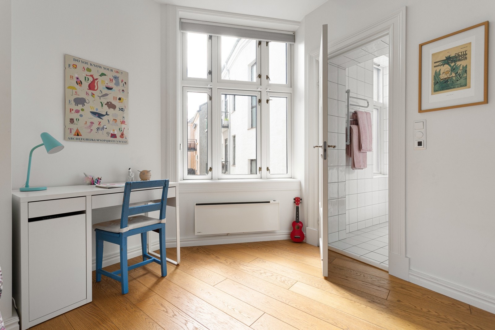 Fra soverommet ligger det andre baderommet i direkte tilknytning. Galleribilde