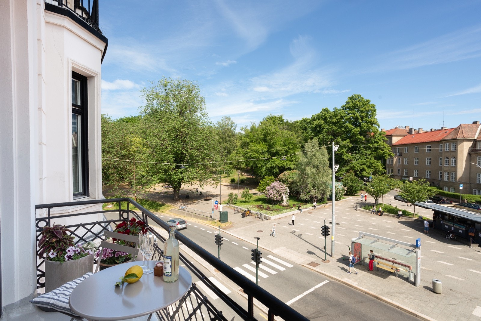 Rett over gaten finner du St.Hanshaugen park med vakre grøntarealer og turområder. Galleribilde