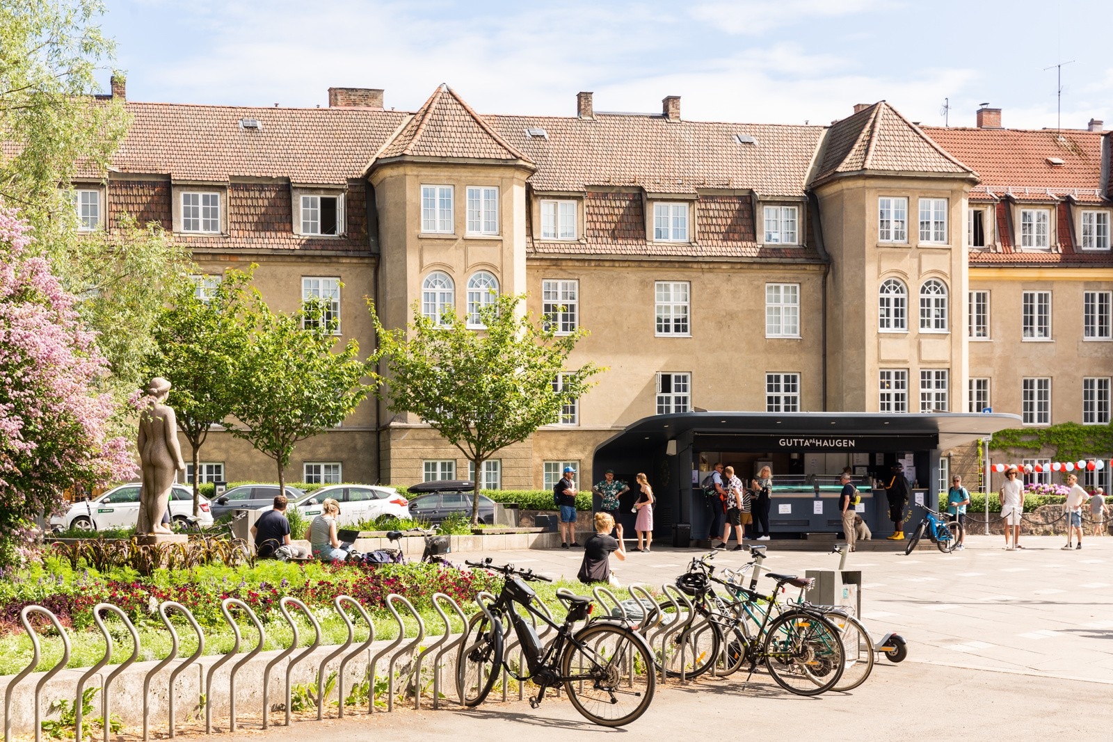 Rett utenfor døren finner du alt av fasiliteter som kaféer, restauranter, dagligvareforretninger, Vinmonopol, offentlig kommunikasjon og grøntarealer. Galleribilde