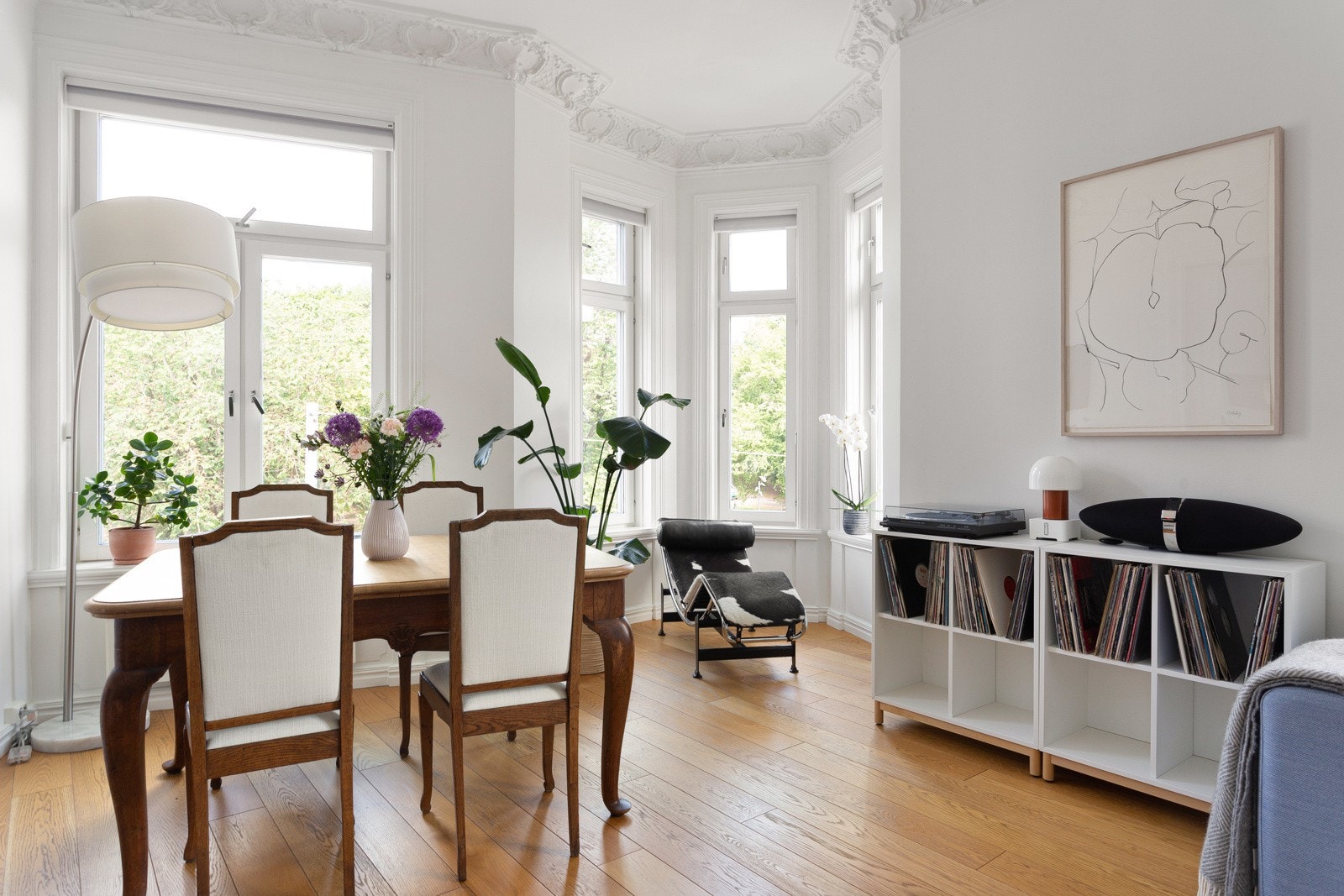 Boligen har enstavs eikeparkett i alle rom, forutenom baderom. Galleribilde