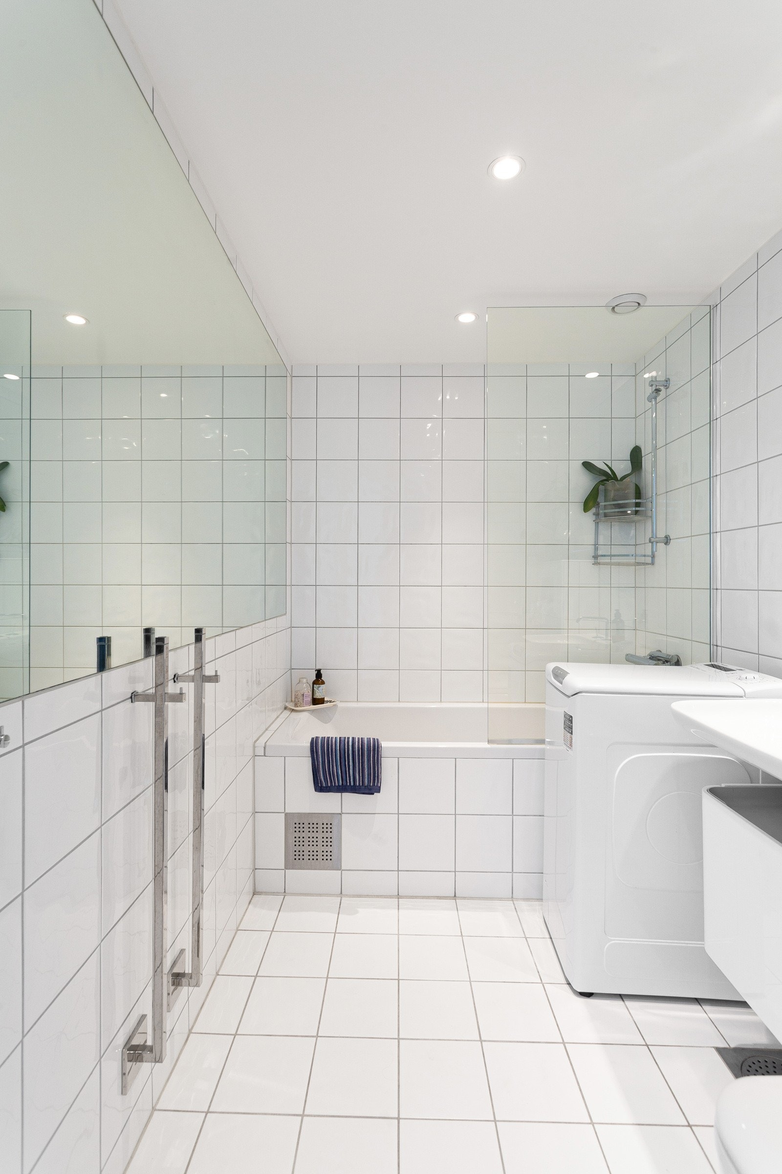 Badet er utstyrt med vegghengt wc, servant og dusj i innmurt badekar. Galleribilde