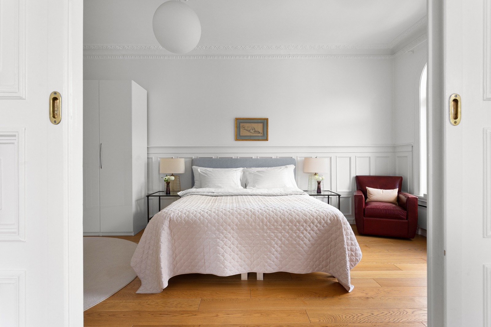 Fra dagligstuen ligger hovedsoverommet i fin tilknytning med flotte skyvedører. Galleribilde