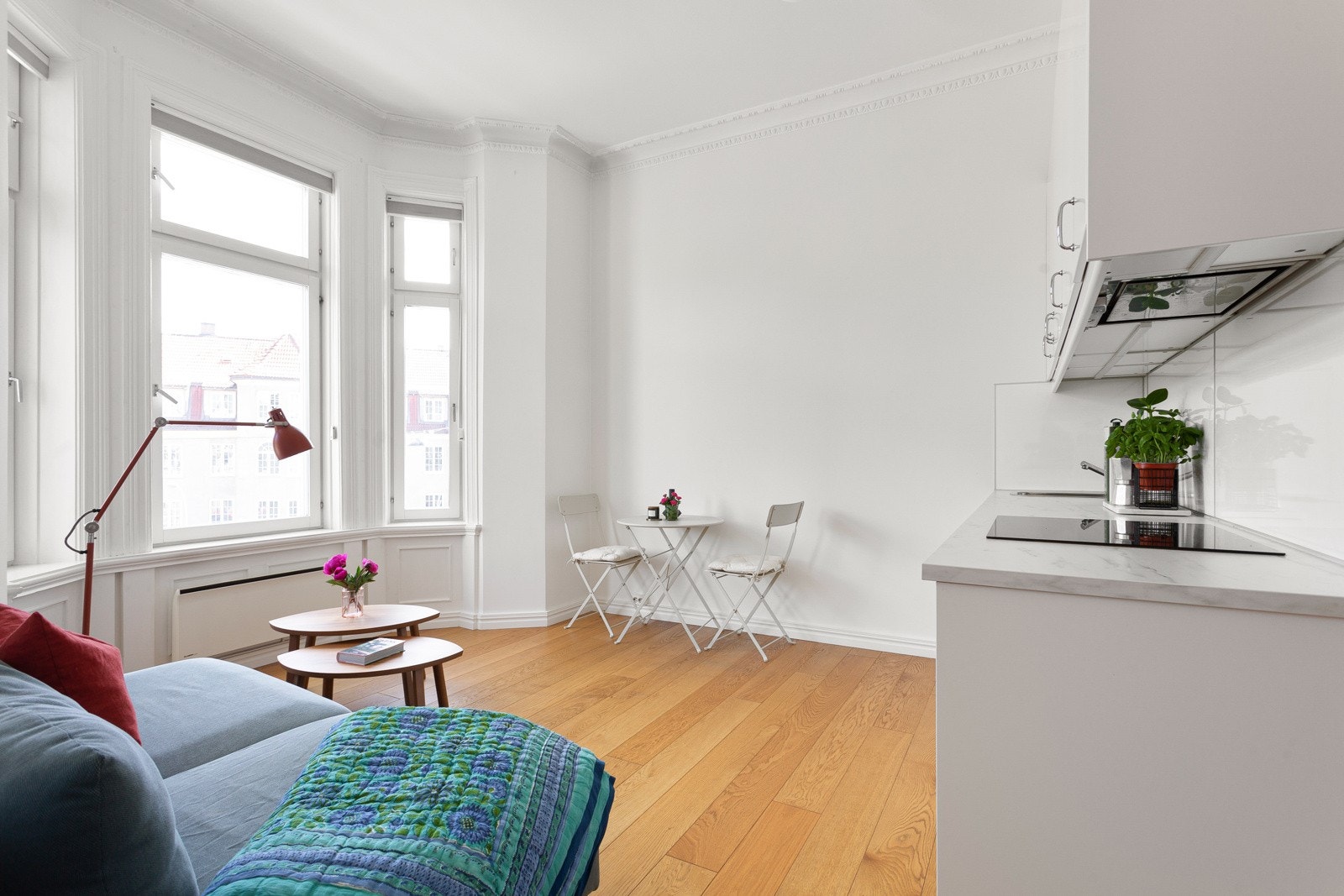 Utleiedelen har en åpen stue/kjøkkenløsning, og de store vinduer er gjennomgående for hele boligen. Galleribilde