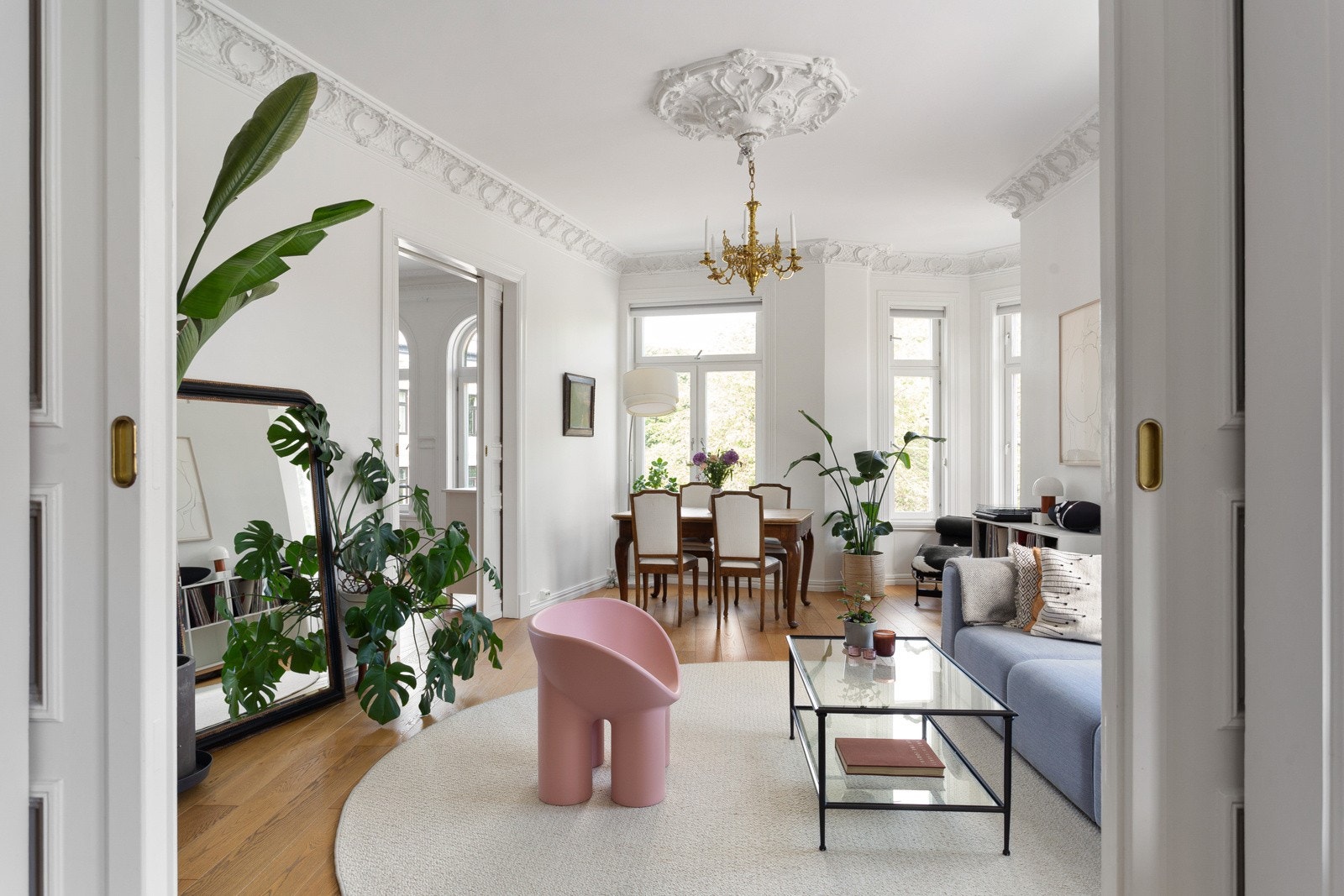 Leiligheten har heisadkomst til 3.etasje, og innvendig blir du møtt av vakre, klassiske detaljer. Galleribilde